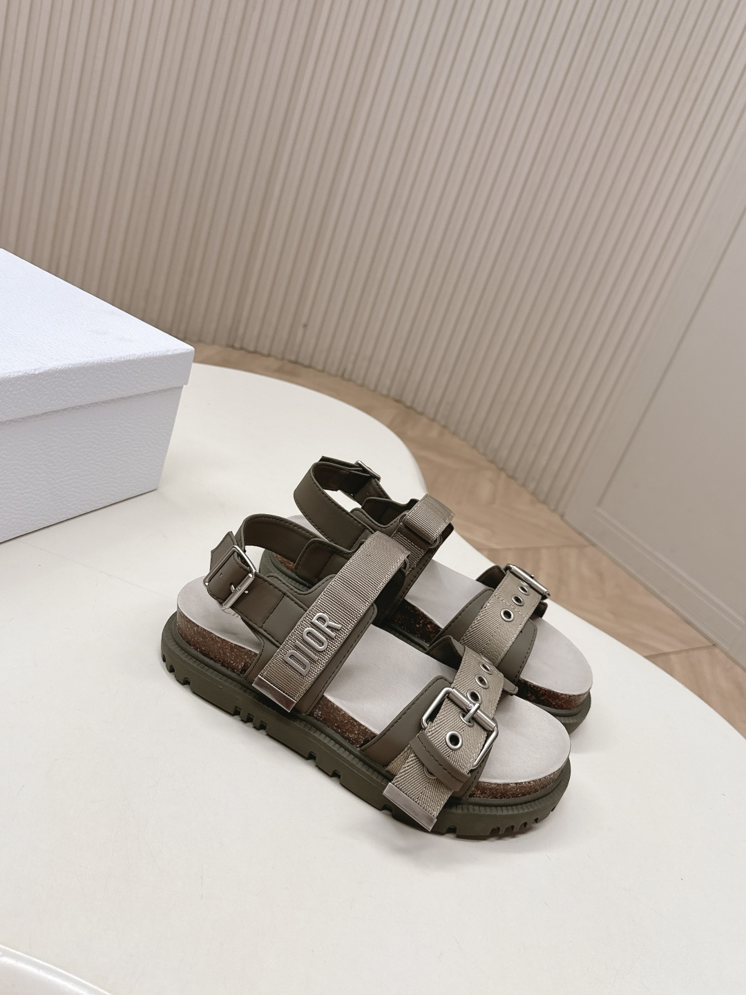Dior 凉鞋+拖鞋 2026 升级版 Dior迪奥 最新魔术贴凉鞋拖鞋系列 高版本 超耐看超百搭款 上脚非常舒适 显瘦又显白 鞋面 定制鞋面