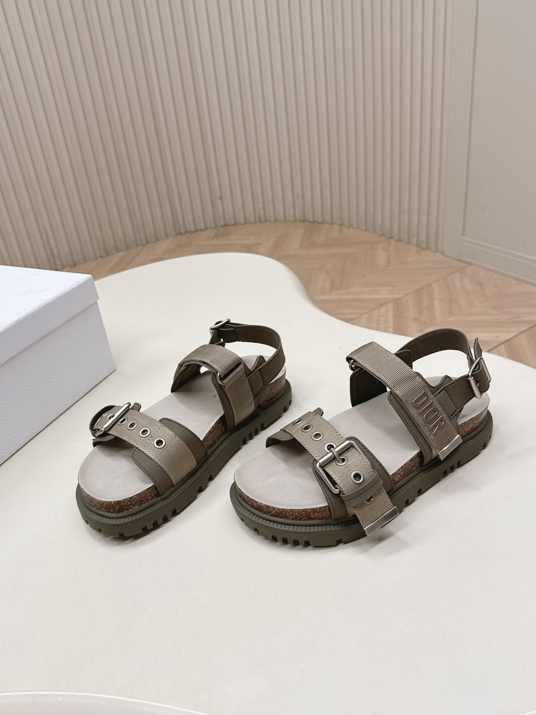 Dior 凉鞋+拖鞋 2026 升级版 Dior迪奥 最新魔术贴凉鞋拖鞋系列 高版本 超耐看超百搭款 上脚非常舒适 显瘦又显白 鞋面 定制鞋面