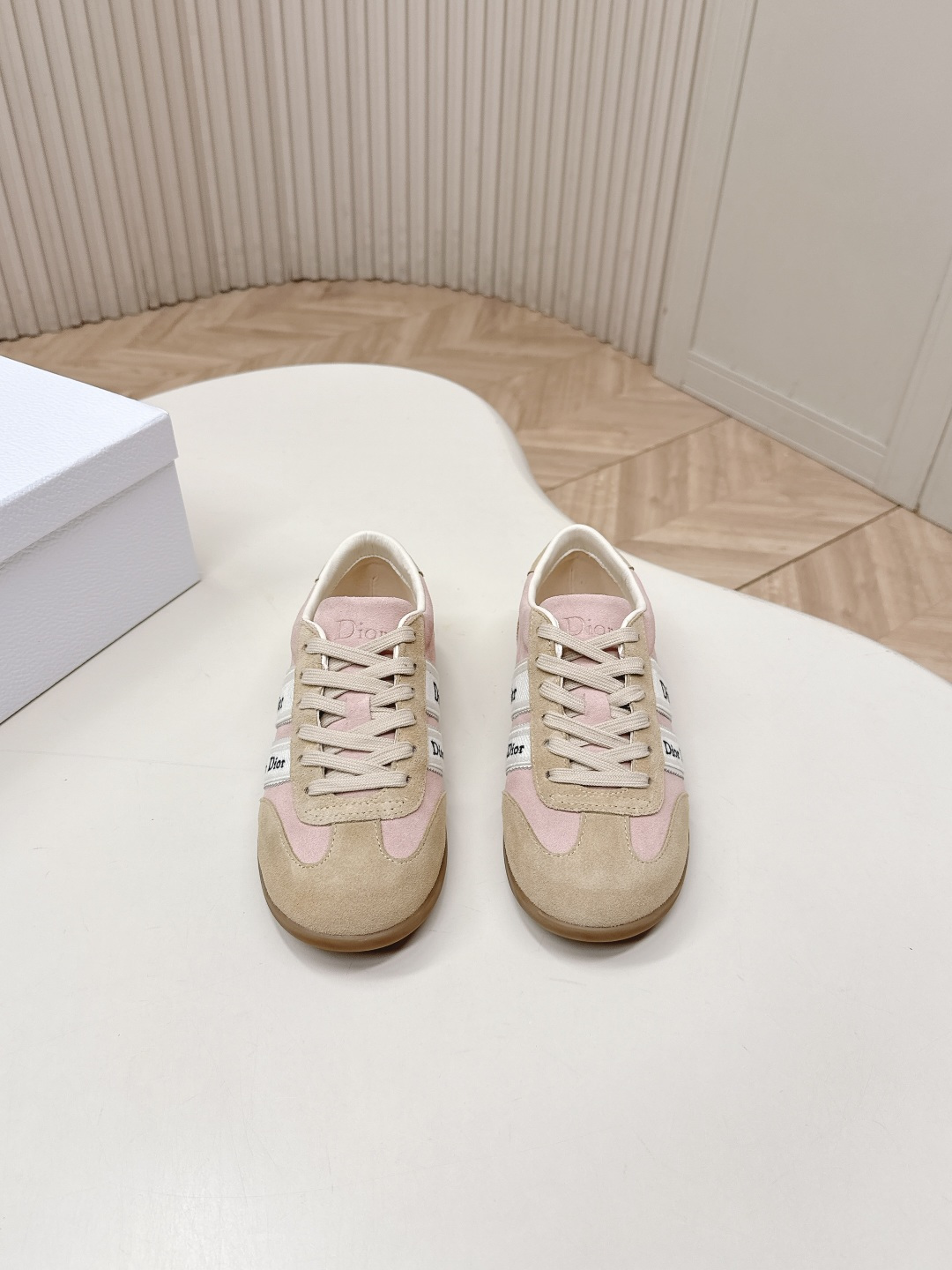 NO:783292,(Higher version) Dior's 2026 latest casual moral training shoes, the best moral training shoes of the year, are made with the ultimate craftsmanship and are new at the counter at the same time. Every detail of the shoes is made with special care and is quite eye-catching. The elegant splicing elements highlight the good temperament!  The classic version is upgraded with exquisite color matching, adding a casual atmosphere, and exquisite lines, which can better reflect the family-style design language. Interspersed with exquisite lines, it perfectly fits the foot shape, naturally outlines the fashionable outline, achieves a visual impact, and fully interprets a different sports style!  The fabric is made of cow suede stitching and feels comfortable on the feet. The original rubber outsole is non-slip and wear-resistant!  Size 35-40 (41.42 customized, non-returnable), casual shoes/sports shoes, dior, dior, sneakers19860909（高版本） Dior 迪奥 2026 最新款休闲德训鞋 年度最美德训鞋 工艺极致,同步专柜上新.鞋子的每一个细节都特别用心,相当惹眼,雅致的拼接元素,凸显不俗的气质！ 经典版型升级 精致配色,增添休闲的气息,精致的线条,无形之中能够更好体现出家族式的设计语言,穿插精致的线条 完美契合脚型,自然的勾勒出时尚的轮廓,达到视觉上的冲击效果,充分演绎不一样的运动风格！ 面料牛反绒拼接,脚感舒适,原版橡胶大底,防滑耐磨！码数35-40（41.42定制不退换）,休闲鞋/运动鞋,dior,dior,sneakers,Women's Shoes