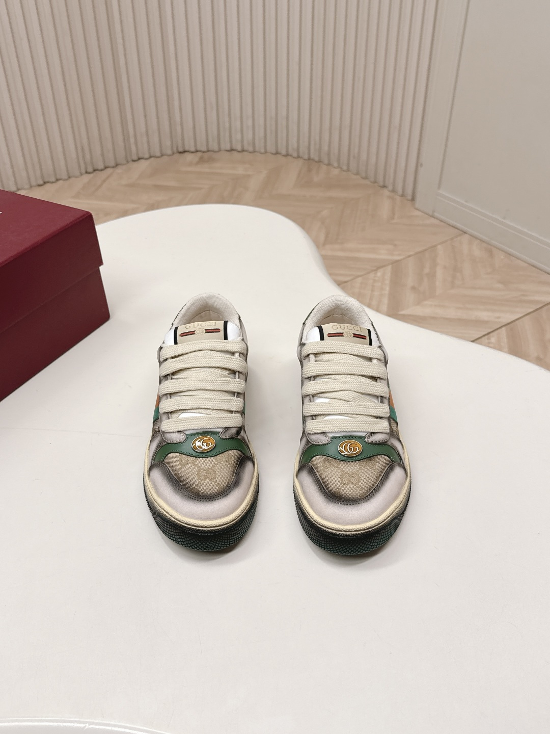 NO:784250,Out of Couple Style Gucci Gucci 2026 New Retro Gradient Casual Sports Small Dirty Shoes  This Screener series of sneakers is crafted using a hand-made gradient silk screen printing process, drawing inspiration from the spray painting effect to present a new and eye-catching design. It is decorated with red and green webbing on the side, cleverly embellished with Gucci retro logo labels, and hand-made gradient silk screen printed cowhide.  Leather, beige and dark brown GG canvas, canvas piping, red and green webbing, decorated with Gucci retro logo label, rubber sole, size 35-45, casual shoes/sneakers, gucci, gucci, sneakers, cowhide19860909出 情侣款 Gucci 古驰2026新款复古渐变休闲运动小脏鞋 这款Screener系列运动鞋匠心选用手工渐变绢印印花工艺,从喷绘效果中汲取灵感,焕新呈献亮眼设计.侧面饰红绿织带,巧妙点缀Gucci复古标识标签,手工渐变绢印印花牛皮革,米色和深棕色GG帆布,帆布滚边,红绿织带,饰Gucci复古标识标签,橡胶鞋底,35-45码,休闲鞋/运动鞋,gucci,gucci,sneakers,cowhide,Women's Shoes