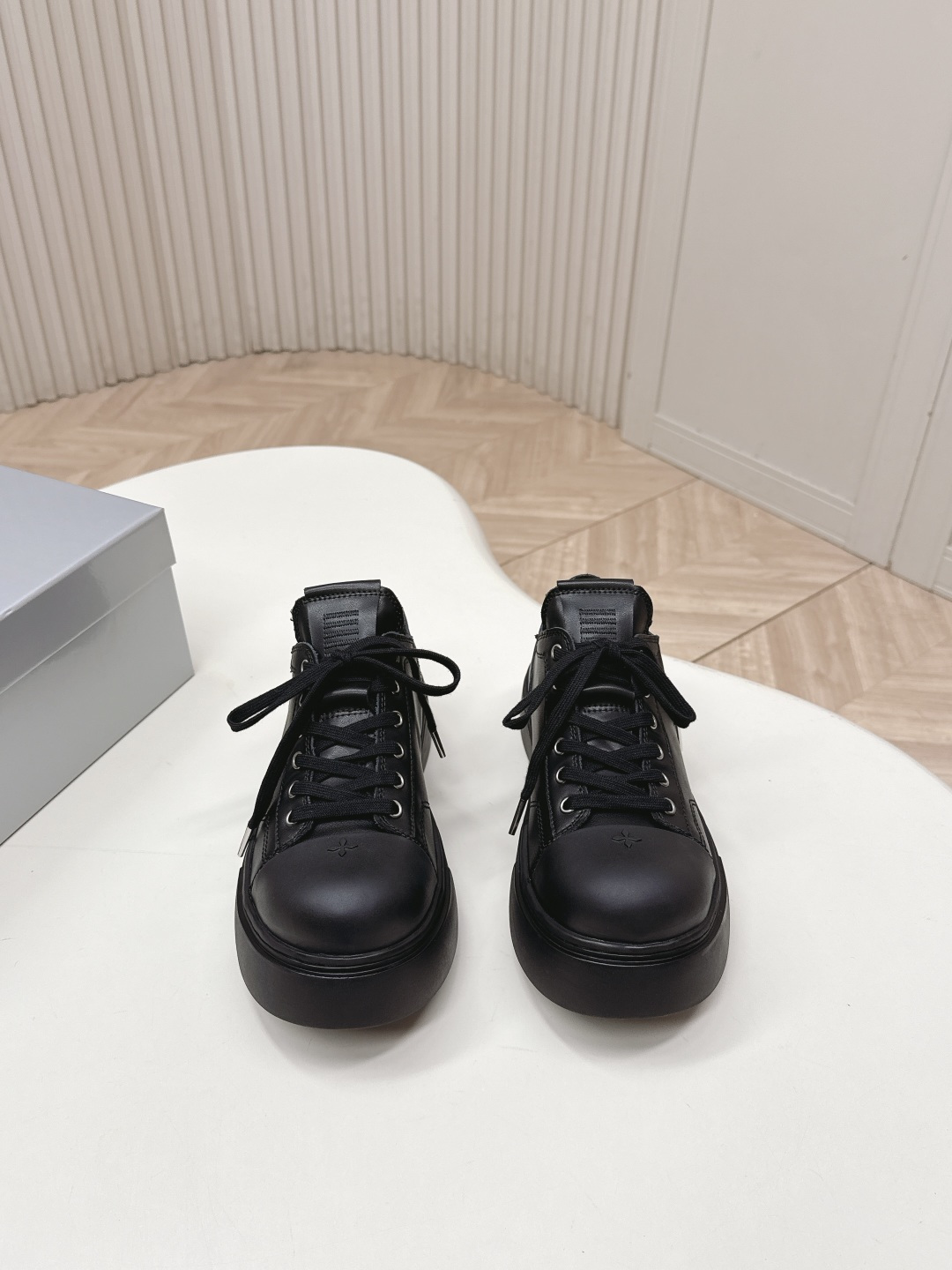 NO:784256,SMFK2026vs is the latest popular casual series for spring and summer, round toe thick-soled casual shoes, a versatile minimalist style national trend, the new work inherits the popular elements of many brands, casual shoes have endless matching possibilities, they can be worn with narrow-leg jeans or mini skirts, and can also be layered with printed dresses to create a layered look. The item is made of soft pure leather and is equipped with a comfortable thick heel of moderate height. The details also ensure that it is secure and difficult to shift, creating a loose and lazy style...  Fabric: Cowhide Lining: Sheepskin Feet: Sheepskin Outsole: Original molded rubber sole Sole thickness: 3cm Size: 35-39 (40. Customization is non-refundable), casual shoes/sports shoes, sneakers, skirts, jeans, cowhide, sheepskin19860909出 SMFK2026vs春夏最新王炸爆款休闲系列,圆头厚底休闲鞋 百搭的极简风国潮,新作继承了诸多品牌制胜的流行元素,休闲鞋拥有无尽的搭配可能,它可与窄腿牛仔裤或迷你裙同穿,也能与印花连衣裙打造叠穿造型,单品采用柔软纯皮而成,配有高度适中的舒适粗跟,细节还确保穿着稳妥不易移位,营造松垮慵懒风…… 面料: 牛皮 内里: 羊皮 垫脚: 羊皮 大底: 原版开模橡胶底 底厚: 3cm 码数: 35-39（40.定制不退换）,休闲鞋/运动鞋,sneakers,skirts,jeans,cowhide,sheepskin,Women's Shoes