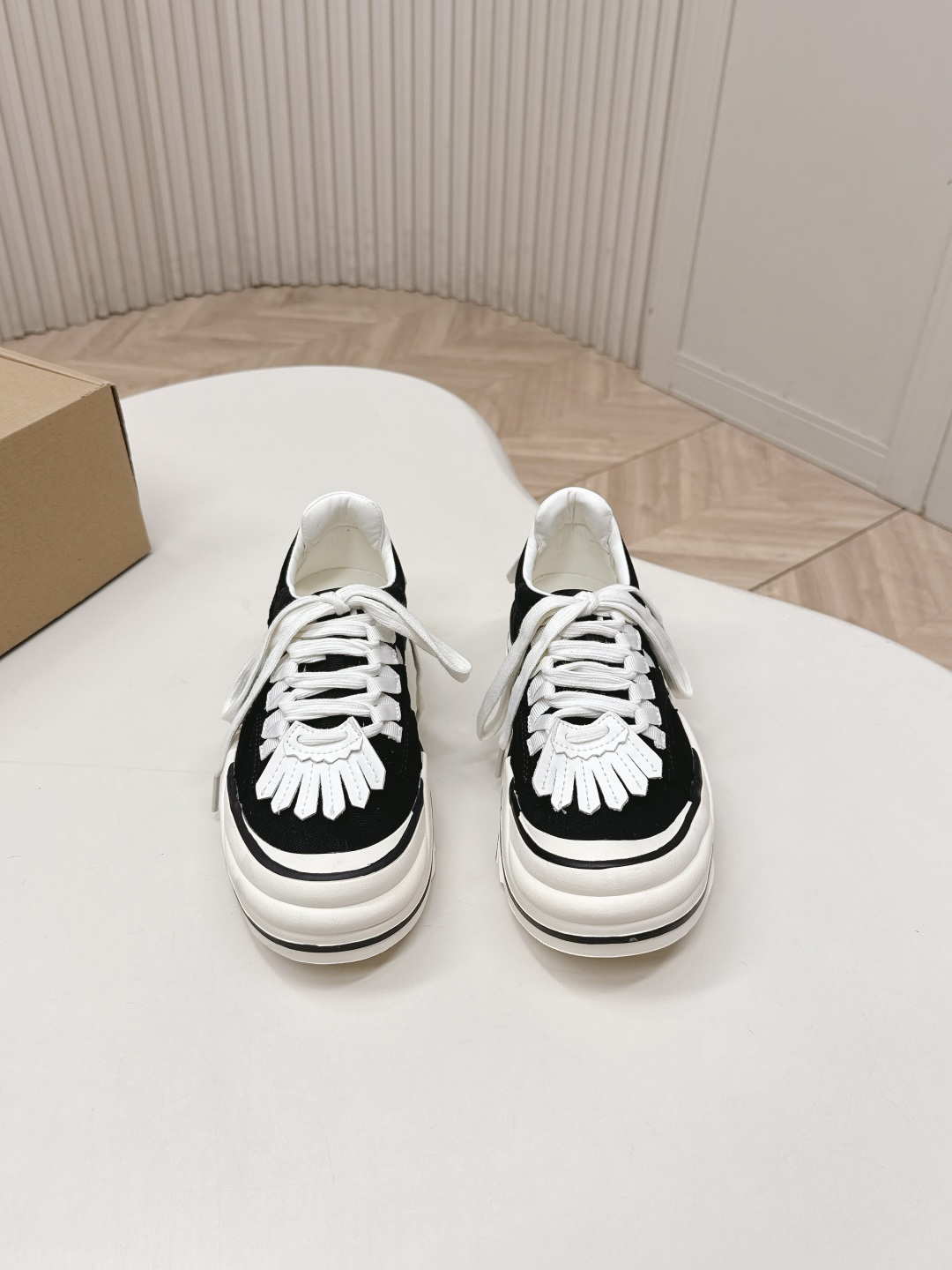 NO:784262,Out of RHB POV niche ~ 2026 new casual shoes, original purchase and development, production RHB POV has a unique American retro style, with a solid leather shoe body and a versatile appearance with a retro atmosphere, matched with the brand's classic logo, and has won the love of many fashion celebrities. RHB POV is more often worn in private wear, neat and stylish... Material cashmere/military canvas Lining sheepskin Foot padding sheepskin Outsole Foam molded bottom  Size 35-39 (40 customized, non-refundable), casual shoes/sports shoes, sneakers, sheepskin19860909出 RHB POV小众～2026新款休闲鞋  原版购入开发 做货 RHB POV富有独特美式复古风格,以扎实的皮革鞋身与复古氛围的百搭外型,配搭品牌经典的标志,获得许多时尚名人的喜爱,RHB POV更经常于私下穿搭中穿戴鞋款,俐落有型… 面料羊绒/军工帆布 内里羊皮 垫脚羊皮 大底发泡成型底 码数35-39（40定制不退换）,休闲鞋/运动鞋,sneakers,sheepskin,Women's Shoes