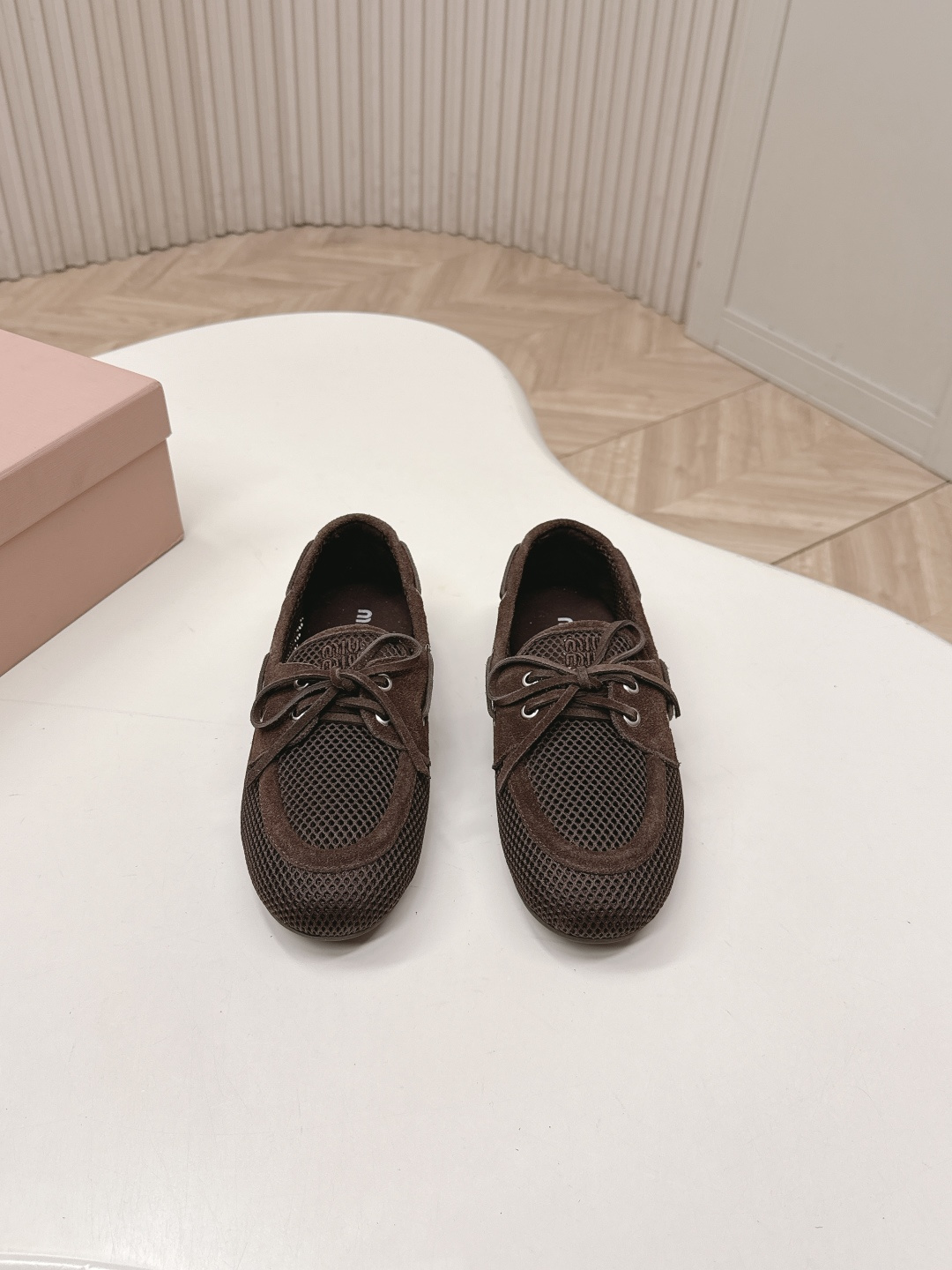 NO:784241,MiuMiu's new mesh loafers are a versatile summer shoe. Who can refuse a pair of mesh loafers with a sense of relaxation! The combination of suede + mesh welds breathability and texture together. It is soft, like stepping on clouds, and does not wear your feet at all. The round-toe design is super friendly to sisters with wide feet and fat feet. The apricot color makes the feet slimmer and really pokes me! So gentle to the bone.  Paired with jeans, she looks like a casual Korean girl, and with a floral skirt, she looks like a girl from a southern French manor. The coffee color is retro, black is slimming, and white is refreshing. Each color is aesthetically pleasing. You don’t have to worry about matching, any outfit will look good, which is good news for lazy people. In summer, you should wear such comfortable and good-looking shoes, comfortable and fashionable. 35-40, loafers, miumiu, loafers, skirts, jeans, chamois leather19860909出 MiuMiu系新款网面乐福鞋,夏天的百搭神鞋谁能拒绝一双自带松弛感的网面乐福鞋啊!麂皮+网眼的组合,把透气和质感焊在了一起上 软乎乎的,像踩在云朵上,完全不磨脚 圆头设计对宽脚,胖脚姐妹超友好,显脚瘦一绝米杏色真的太戳我了!温柔到骨子里 配牛仔裤是随性的韩系姐姐,配碎花裙就是南法庄园少女 咖色复古,黑色显瘦,白色清爽,每个颜色都长在审美上 不用费心搭配,随便一套都好看,懒人福音无疑了 夏天就该穿这种舒服又好看的鞋子,自在又时髦 35-40,乐福鞋,miumiu,loafers,skirts,jeans,chamois leather,Women's Shoes