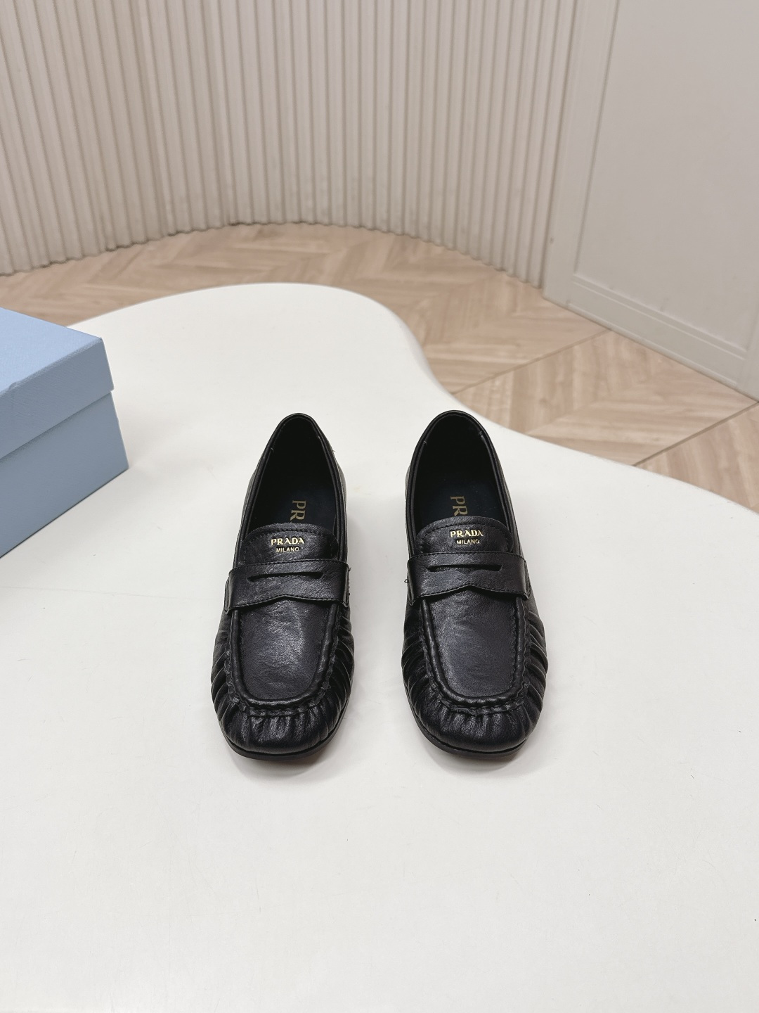 NO:784244,Out of PRADA 2026 new spring style pleated loafers, small leather shoes, versatile series, ins grass planting tool, excellent quality inspection, perfect lens quality and very comfortable, retro college style is easy to handle, material cowhide, original outsole, size 35-40, loafers, prada, prada, loafers, cowhide19860909出 PRADA 普拉达 2026新春款 褶皱乐福鞋 小皮鞋 百搭系列 ins种草神器 质检超好 、镜头感满分而且非常舒适,复古学院风轻松拿捏 材料牛皮,原版大底 35-40码,乐福鞋,prada,prada,loafers,cowhide,Women's Shoes