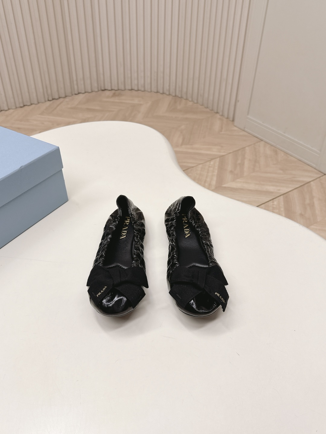 NO:784235,Out of Prada 26 new spring style ballet shoes, small leather shoes with bows, versatile last shape. Three-dimensional and full shape, comfortable on the feet, the collision of retro leather and bow, is the lazy feeling of French girls. Personalized elastic band design, taking into account both comfort and sophistication. Retro and full of texture. The minimalist design is full of details, which is the source of the sense of luxury. The upper is cowhide, the lining is sheepskin, and the foot pads!  Original outsole Size: 35-40, ballet shoes, prada, prada, cowhide, sheepskin19860909出 Prada 普拉达 26新春款芭蕾舞鞋 蝴蝶结小皮鞋 楦型百搭.造型立体饱满,上脚舒适 ,复古皮革与蝴蝶结的碰撞,是法式少女的慵懒感. 个性松紧带设计,兼顾舒适与精致.复古又充满质感.极简的设计却藏着满满的细节,这才是高级感的来源. 鞋面牛皮 羊皮里、垫脚！原版大底 Size: 35-40,芭蕾舞鞋,prada,prada,cowhide,sheepskin,Women's Shoes