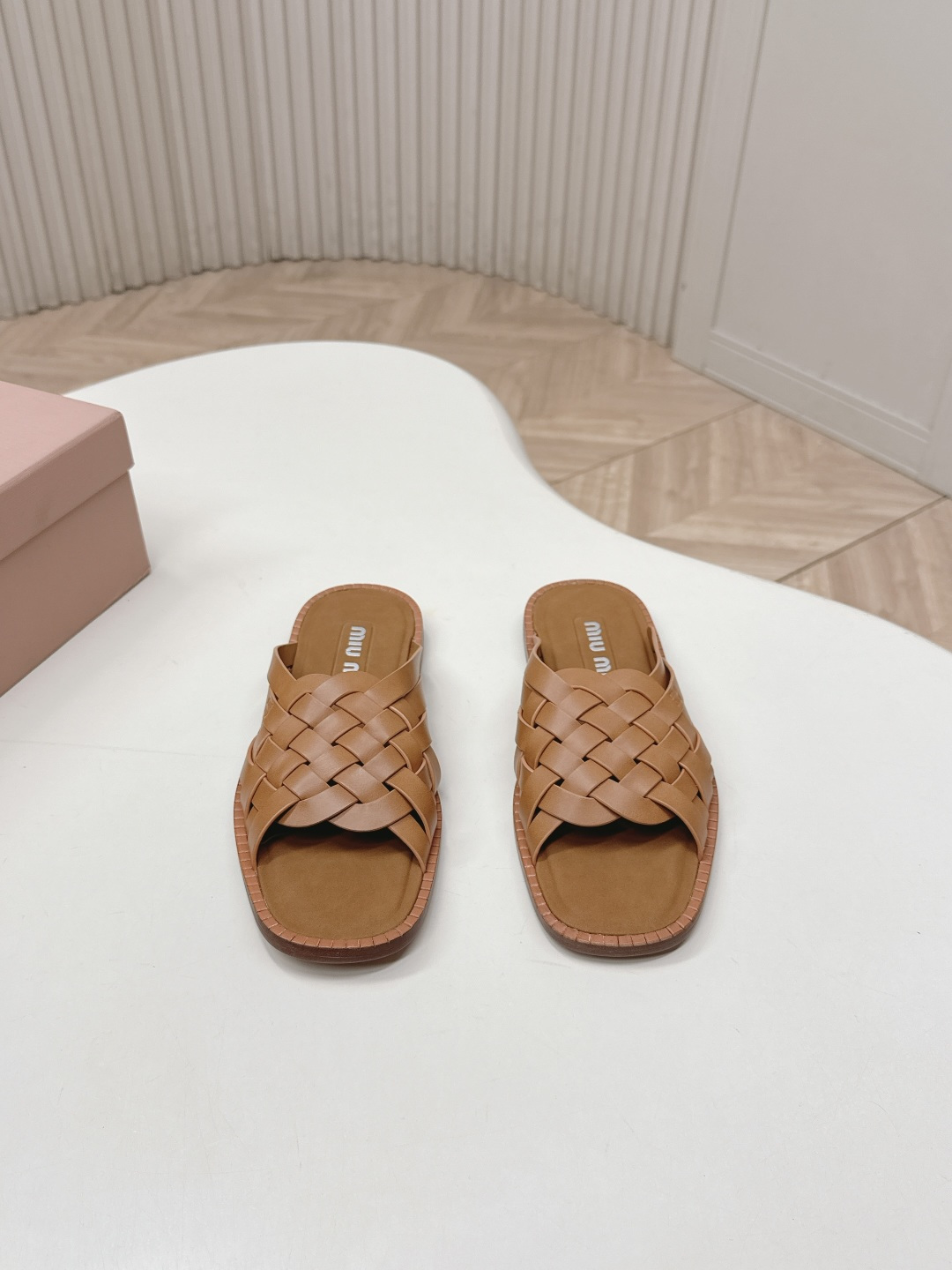 NO:784231,Out of MiuMiu｜Miu Miu 26ss Roman woven sandals are made of vintage distressed water-dyed cowhide with hand-woven uppers. They are retro, elegant and breathable. The flat-bottom design is super comfortable for daily wear. The back-slit style is versatile in summer with skirts or casual pants!  The insole has the brand logo, perfect details, and has both texture and design. It is a fashionable and practical choice for going out and on vacation in summer~ Water-dyed calfskin upper, sheepskin lining, code number 35-40 (customized at 40.41), original leather outsole, slippers, miumiu, slippers, skirts, cowhide, sheepskin, Leather soles19860909出 MiuMiu｜缪缪26ss罗马编织凉拖鞋 选用复古做旧水染牛皮,手工编织鞋面,复古优雅又透气.平底设计,日常穿超舒适,后空款式夏天搭裙装或休闲裤都很百搭！ 鞋垫有品牌标志,细节满分,质感和设计感兼具,是夏季出街、度假的时尚实用之选～ 鞋面水染小牛皮 内里羊皮 码数35-40（40.41订做） 原版真皮大底,拖鞋,miumiu,slippers,skirts,cowhide,sheepskin,Leather soles,Women's Shoes