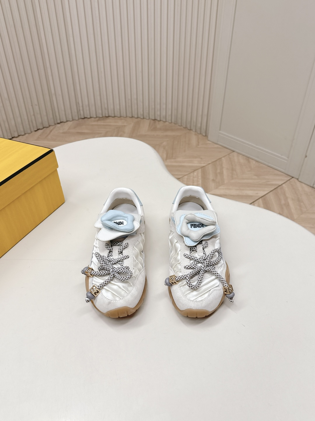 NO:784221,Top version for women Fendi Fendi Springfield Little Flower Moral Training Sneakers. Original one-to-one craftsmanship, made of high-grade suede leather and satin splicing. A new interpretation of classics, cute and energetic. Light, comfortable and breathable. It is a must-have item for all seasons. Whether it is paired with jeans or a skirt, there is no pressure to switch styles! The foot feels very good. Suitable for long-term wear, even when shopping, you will not feel tired. Material: cowhide, inner sheepskin Outsole: TPU outsole  Size#35-40,casual shoes/sports shoes,fendi,fendi,sneakers,skirts,jeans,cowhide,sheepskin19860909顶版出女 Fendi 芬迪春田小花花德训运动鞋  原版一比一工艺,材质,高级绒面皮面缎面拼接打造,全新演绎经典,可爱活力轻便、舒适、透气的四季必备单品 无论是搭配牛仔裤还是裙子,风格切换毫 无压力!脚感非常好 适合长时间穿着,即便是逛街也不会觉得累 材质牛皮 内里羊皮 大底:TPU大底 Size#35-40,休闲鞋/运动鞋,fendi,fendi,sneakers,skirts,jeans,cowhide,sheepskin,Women's Shoes