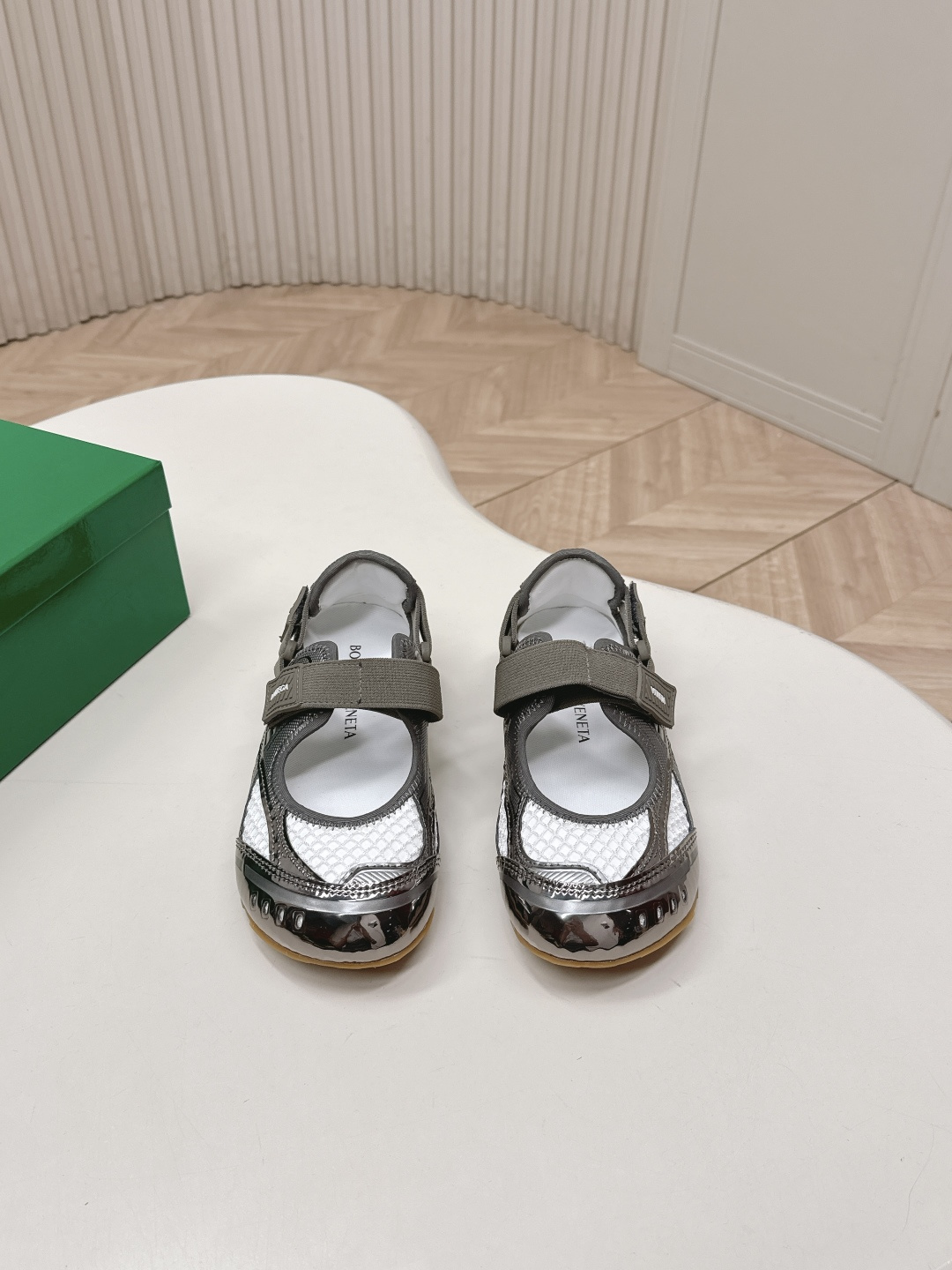 NO:784216,Out BV 2026 new series!  Astaire Mary Jane ballet shoes, casual Velcro sneakers, family elements series, round toe, must-have for all seasons, so beautiful, comfortable and light on the feet, elegant materials used in shoes, intellectual, elegant and capable, full of high-end feel, beautiful~~fabric, cowhide patchwork surface, and shaping technology to pursue perfect internal craftsmanship, comfortable and high-end, square small heel design, making travel more comfortable and confident. 35-40 4142, ballet shoes, bottega veneta, mary  jane,sneakers,cowhide19860909出 BV 2026新系列！Astaire玛丽珍芭蕾舞鞋休闲魔术贴运动鞋 家族元素 系列 圆头 四季必备款 好美 上脚舒适轻便 优雅材质运用在鞋履上知性优雅干练,满满的高级感 美美哒～～面料牛皮拼布面 以及定型科技追求内部工艺完美 舒适高端 方形小跟设计 让出行更舒适 自信 35-40 4142,芭蕾舞鞋,bottega veneta,mary jane,sneakers,cowhide,Women's Shoes