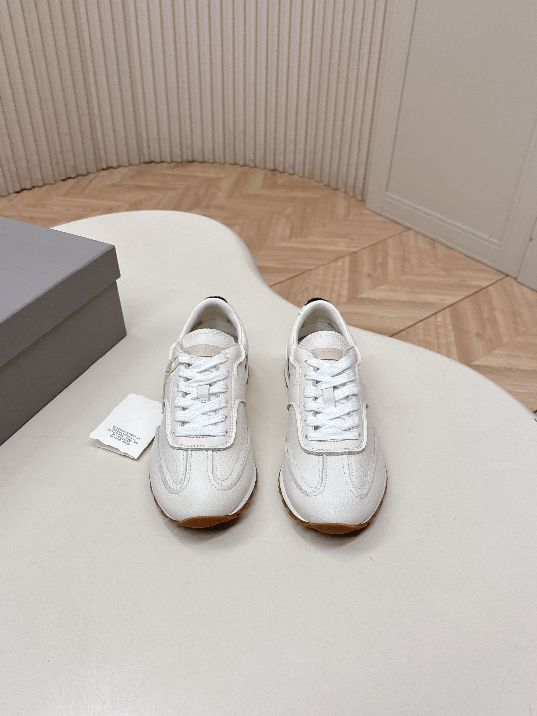 NO:784261,Out for women and men Brunello Cucinelli’s latest 26 casual sports shoe series for couples BC is a well-known Italian brand with minimalist style, retro and high-end!  Simple and elegant, it is a very attractive style!  The king of advanced wild cards is completely irresistible!  The feet feel very good and comfortable!  It looks ordinary, but looks slim and handsome!  Not limited to any occasion, daily work, fashionable and capable!  No matter it is paired with skirts, trousers, or windbreakers, it is very versatile!  Super eye-catching!  Suitable for spring, summer, autumn and winter all year round!  The upper is made of imported cowhide, the lining is made of water-dyed sheepskin, the original open-molded rubber outsole, the size is 35-40 for women, 39-44 for men (customized for women 40/men 44), casual shoes/sports shoes, brunello cucinelli, sneakers, skirts, cowhide, sheepskin19860909出女 男 Brunello Cucinelli最新26款情侣款休闲运动鞋系列 BC是意大利知名品牌,极简主义风格,复古又高级！简约又大气,属于非常耐看的款式！高级百搭之王完全没有抵抗力！脚感很好很舒服！看起来平平无奇,穿起来又瘦又帅！不局限任何场合,日常工作、时尚又干练！不管搭配 裙装、裤装、风衣大衣、都非常百搭！超级耐看！一年四季春夏秋冬皆适宜！ 鞋面采用进口牛皮 内里踮脚采用水染羊皮 原版开模橡胶大底 码数女35-40 男39-44（女40/男44定制）,休闲鞋/运动鞋,brunello cucinelli,sneakers,skirts,cowhide,sheepskin,Women's Shoes