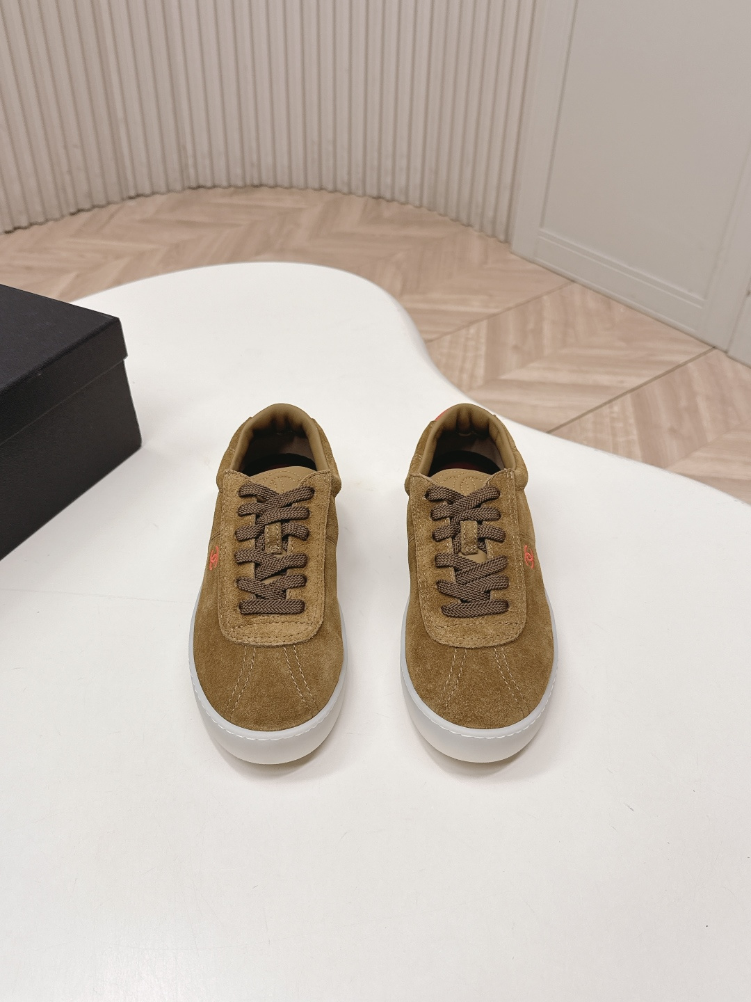 NO:786877,Chanel 26s new casual moral training shoes are released. The craftsmanship is extremely exquisite, and they are new at the counter simultaneously. Every detail of the shoes is specially designed, simple and high-end, highlighting the good temperament!  The classic version is upgraded to add a casual atmosphere and exquisite lines, which can better reflect the family-style design language. Interspersed with exquisite lines, it perfectly fits the foot shape, naturally outlines the fashionable outline, achieves a visual impact, and fully interprets a different sports style!  The fabric is made of cow suede stitching and feels comfortable on the feet. The original rubber outsole is non-slip and wear-resistant!  Size 35-40, casual shoes/sports shoes, chanel, chanel, sneakers19860909出 Chanel 香奈儿26s 新款休闲德训鞋 工艺极致,同步专柜上新.鞋子的每一个细节都特别用心,简约高级,凸显不俗的气质！ 经典版型升级 增添休闲的气息,精致的线条,无形之中能够更好体现出家族式的设计语言,穿插精致的线条 完美契合脚型,自然的勾勒出时尚的轮廓,达到视觉上的冲击效果,充分演绎不一样的运动风格！ 面料牛反绒拼接,脚感舒适,原版橡胶大底,防滑耐磨！码数35-40,休闲鞋/运动鞋,chanel,chanel,sneakers,Women's Shoes