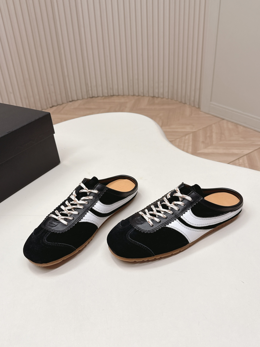 NO:786872,Out Dries Van Noten·DVN Retro Moral Shoes and Half Slippers Couple Dries Van Noten 2026 Spring and Summer Series The designer transforms, distorts and subverts classic elements to create practical and practical sports shoes with a sense of design. The new season's suede sports shoes are based on marathon sports shoes, with vibrant green, red, orange and other DVN representative colors. Currently, overseas purchasing is extremely popular.  The upper is made of suede, soft cowhide and other materials, and is matched with this year's popular nylon twist rope shoelaces. Size: women's 35-39 (40 customization is non-returnable) men's 39-45, half drag, sneakers, slippers, cowhide, chamois leather19860909出 Dries Van Noten·DVN 复古德训鞋半拖鞋 情侣款 Dries Van Noten 2026春夏系列 设计师通过改造、扭曲和颠覆经典元素,打造出实用而富有设计感实穿的运动鞋履. 新一季的麂皮运动鞋,鞋型以马拉松运动鞋为设计原型,搭配极具生命力色彩的绿色、红色、橙色等 DVN代表性的色彩,目前海外代购极为火爆 鞋面由麂皮柔软牛皮等材质拼接而成 并搭配今年流行的尼龙扭绳鞋带 码数:女35-39（40定制不退换）男39-45,半拖,sneakers,slippers,cowhide,chamois leather,Women's Shoes