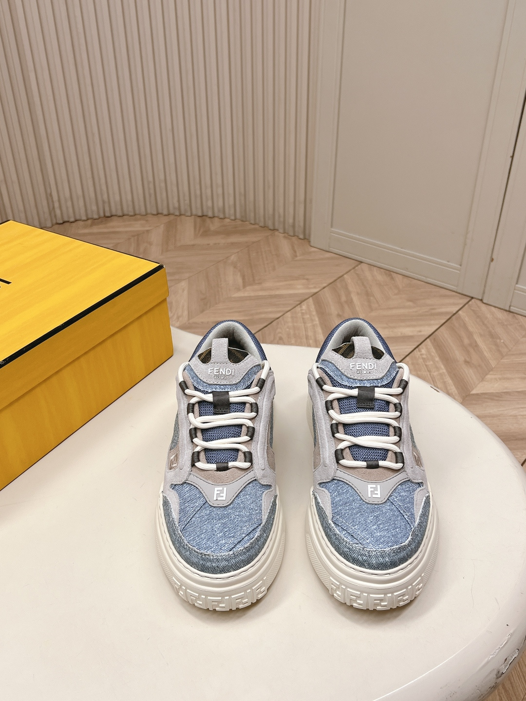 NO:786852,2026 new colors!  !  The men's model is super handsome. FENDI X Club  The classic PEQUIN stripe iconic FF pattern, the Roman JANUS4FENDI squirrel that symbolizes the origin and the end. It is a lace-up sneaker that can be worn as a slip-on and is extremely comfortable. It is very suitable for the current popular wide-leg casual trousers and is versatile and fashionable. High-tech fabric details, light and breathable. The upper is made of full-grain smooth leather, which also adds to the luxury of the shoe. Size 39-45, casual shoes/sports shoes, fendi, sneakers198609092026新色！！男款出 超帅 FENDI X 俱乐部X SS26 FENDI品牌核心元素的心情献礼 与 90年代初FENDI推出首个男士系列呼应, FENDI不朽风华的优雅颂 以此颂扬FENDI家族的历史 Fendi 俱乐部徽章图案更是设计灵魂徽章以盾牌形状呈现 经典PEQUIN条纹标志性FF图案,象征起源与终章的罗马JANUS4FENDI松鼠.采用系带式的板鞋,可当作一脚蹬穿着,舒适度极高.且非常适配当下流行阔腿休闲的裤装,百搭时尚. 高科技布料细节,轻便透气.鞋面为全粒面光滑皮革材质,也增添了鞋子的奢华 39-45码,休闲鞋/运动鞋,fendi,sneakers,Women's Shoes
