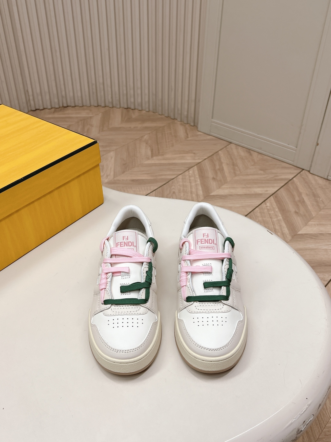 NO:786862,Women's Men's Plus 10 Latest version Couple model Fendi Fendi 2026 new color series sneakers casual sports shoes FD match Upgraded new model Full leather stitching Fresh blood injection plus FF retro design Super good-looking and versatile Upper cowhide stitching combination The raised double F logo on the side is made of breathable cloth inside Lightweight, comfortable and versatile Original TPU outsole Size number, women's model 35-40 /  Men's 39-44, casual shoes/sports shoes, fendi, fendi, sneakers, cowhide19860909出女 男加10 最新版面 情侣款 Fendi芬迪2026新色系列板鞋休闲运动鞋 FD match 升级新款 全皮面拼接 新鲜血液注入加FF复古的设计 超好看百搭 鞋面牛皮面拼接组合 侧面凸起的双F logo内里采用透气布里 轻便 舒适百搭 原版TPu大底 码数,女款35-40 / 男款39-44,休闲鞋/运动鞋,fendi,fendi,sneakers,cowhide,Women's Shoes