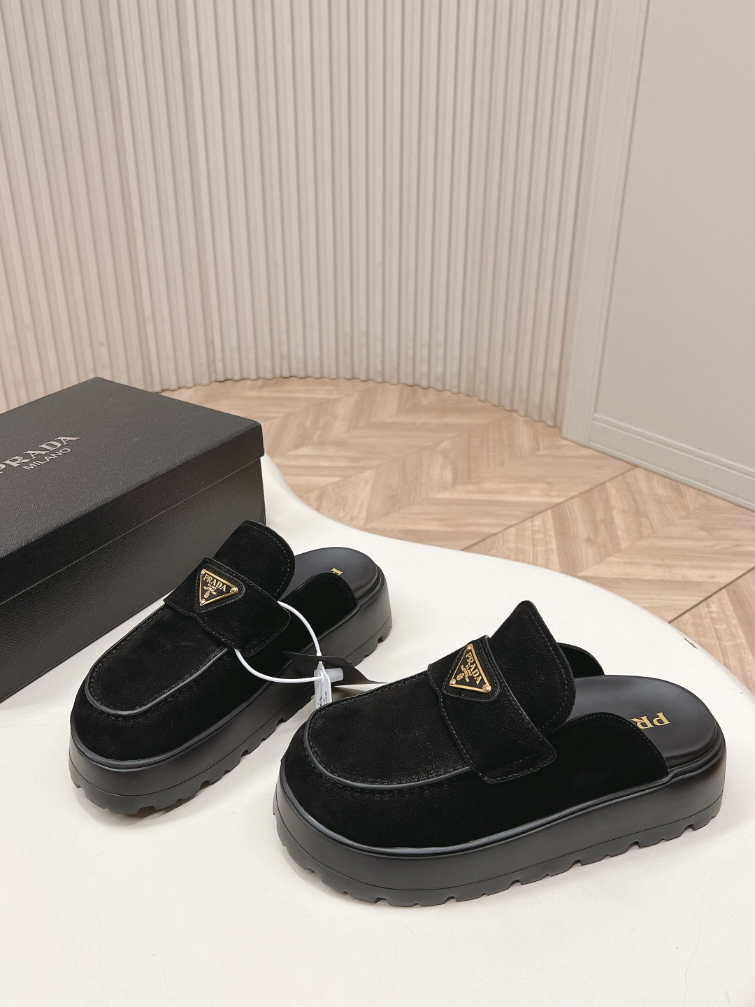 NO:786847,The latest series is out!  Prada 2026 spring and summer new thick-soled sandals, triangular buckle bread toe half slippers, the latest catwalk series, classic upgrades, comfort and fashionability coexist. Each color combination is beautiful, and the design matches different style needs. Original custom-made cowhide for the upper. Lining: Original custom-made sheepskin lining, cowhide foot pads. Outsole foam anti-slip outsole. Shoe size:  35-40,semi drag,prada,prada,sandals,slippers,cowhide,sheepskin19860909出  最新系列！Prada 普拉达2026春夏新款厚底凉鞋 三角扣面包包头半拖鞋 最新走秀系列 经典升级 舒适度与时髦度并存 每个颜色搭配都好看,设计搭配不同风格需求 鞋面原版定制牛皮 内里: 原版定制羊皮内里,牛猄垫脚 大底发泡防滑大底 鞋码: 35-40,半拖,prada,prada,sandals,slippers,cowhide,sheepskin,Women's Shoes