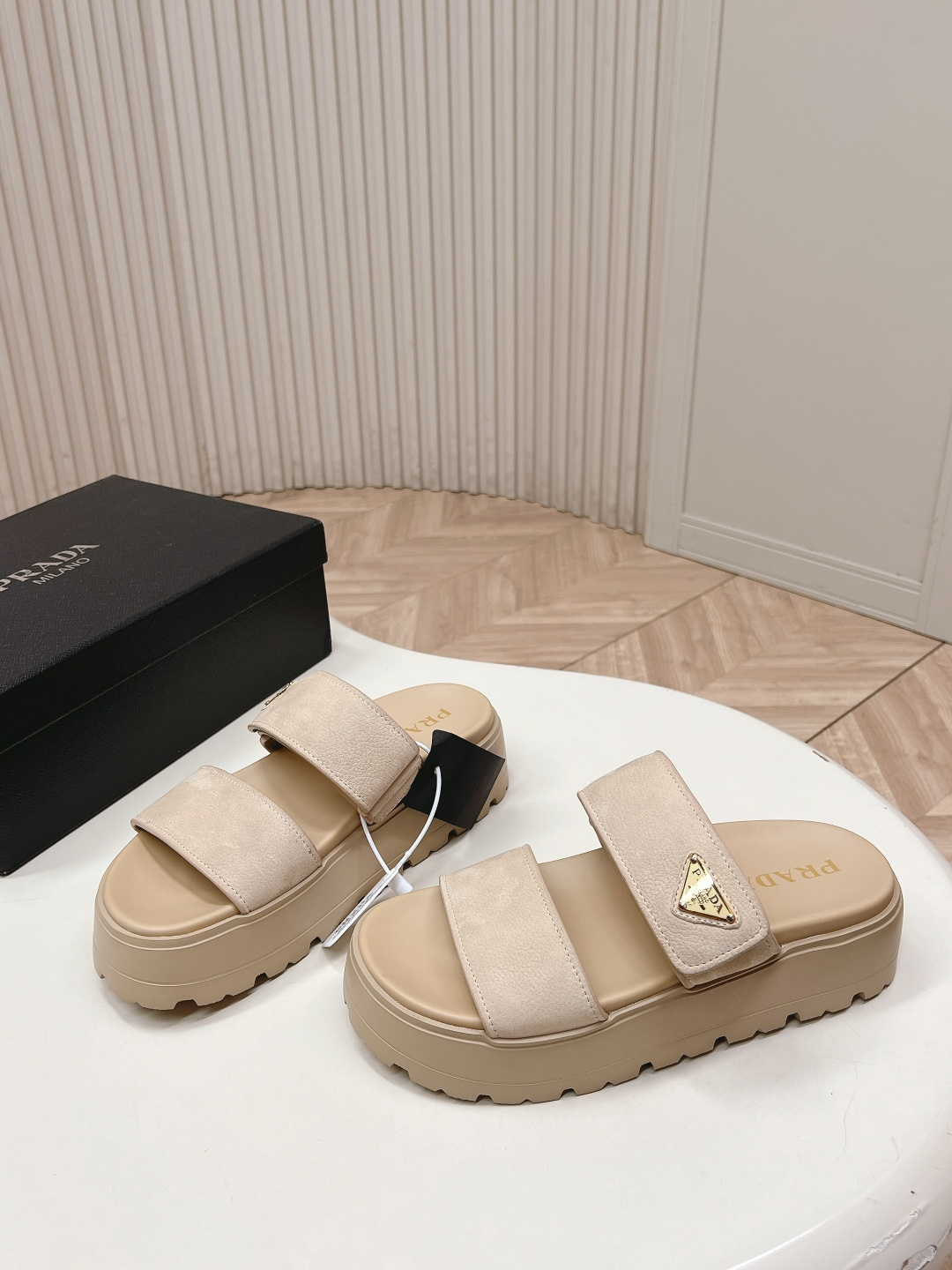 NO:786842,Prada's 2026 spring and summer new slippers series are released. Triangular buckle thick-soled Velcro slippers, all leather high-end atmosphere, thick-soled soles with full diamonds, making the whole pair of shoes full of charming colors and satisfying various choices for fashionable people of different styles!  The iconic metal triangle logo is paired with the shape of ancient beach slippers. Every design element is fashionable!  Cow suede fabric, foot pads, foam outsole, size 35-40, slippers, prada, prada, slippers19860909出 prada普拉达2026春夏新款拖鞋系列 三角扣厚底魔术贴拖鞋 全皮高级大气 厚底鞋底搭配全满钻 让整双鞋充满魅力色彩 满足不同风格时髦人士的多种选择！ 标志性金属三角标搭配古沙滩拖鞋造型,每一个设计元素都踩在时髦点上！牛反绒面料 垫脚 发泡大底 码数35-40,拖鞋,prada,prada,slippers,Women's Shoes