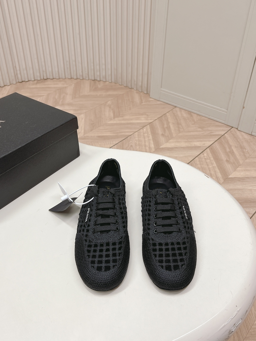 NO:786876,Prada's 2026 summer new casual mesh casual shoes are out. A pair of 'breathing' sports shoes. The upper is made of light and breathable nylon crochet technology, allowing your feet to breathe freely ~ Sheepskin foot pads. The rubber soles are non-slip and wear-resistant, and the flat heel is comfortable and not tiring. The leather ramp insoles fit the foot shape and are comfortable to wear for a long time.  Easily switch styles, suitable for every spring and summer outfit. 35-40, single shoes, prada, prada, sneakers, sheepskin19860909出 Prada普拉达2026夏季新品缕空网休闲鞋 一双'会呼吸'的运动鞋 鞋面轻盈透气的尼龙钩织工艺,让双脚自在呼吸~羊皮垫脚 橡胶鞋底防滑耐磨,平跟舒适不累脚 皮质坡道鞋垫贴合脚型,久穿也自在 轻松切换风格,适配春夏每一种穿搭.35-40,单鞋,prada,prada,sneakers,sheepskin,Women's Shoes