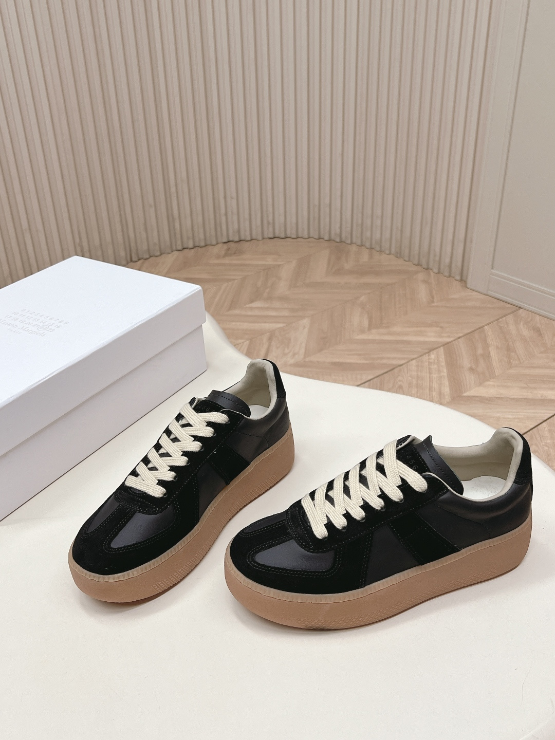 NO:786866,MM6 Thick-soled Couple's Moral Training Shoes. Original purchased and developed. Made by Genius Designer Brand. An affordable luxury brand. This German training shoe continues the classic T-shaped leather splicing design. It has been carefully improved many times by the design team, just to allow you to experience the most original military taste. Material: Special material/cloth. The soft and delicate characteristics are combined with the fashionable cloth to make it super soft and comfortable while maintaining good breathability. Comfort and texture go hand in hand.  Easily wear any combination in all seasons. Fabric: Original custom-made imported cowhide. Lining imported soft sheepskin. Original open-molded rubber material. Bottom thickness 5CM. Size 35-40. Casual shoes/sports shoes, masion margiela, sneakers, cowhide, sheepskin.19860909出 MM6 厚底情侣款德训鞋 原版购入开发 做货 鬼才设计师品牌 一个轻奢品牌 这一款德国训练鞋延续了经典的T形真皮拼接设计 经过设计团队多次的精心改良,只为让您体验最原始的军旅味道~材质 特殊材料/布面 柔软细腻的特点与时尚潮流的布面相结合 使其既有超高的柔软舒适度 又同时保持不错的透气性能~舒适与质感并行 轻松驾驭四季穿着任何搭配 面料原版定制进口牛皮 内里进口柔软羊皮里 原版开模橡胶材质 底厚5CM 码数35-40,休闲鞋/运动鞋,masion margiela,sneakers,cowhide,sheepskin,Women's Shoes