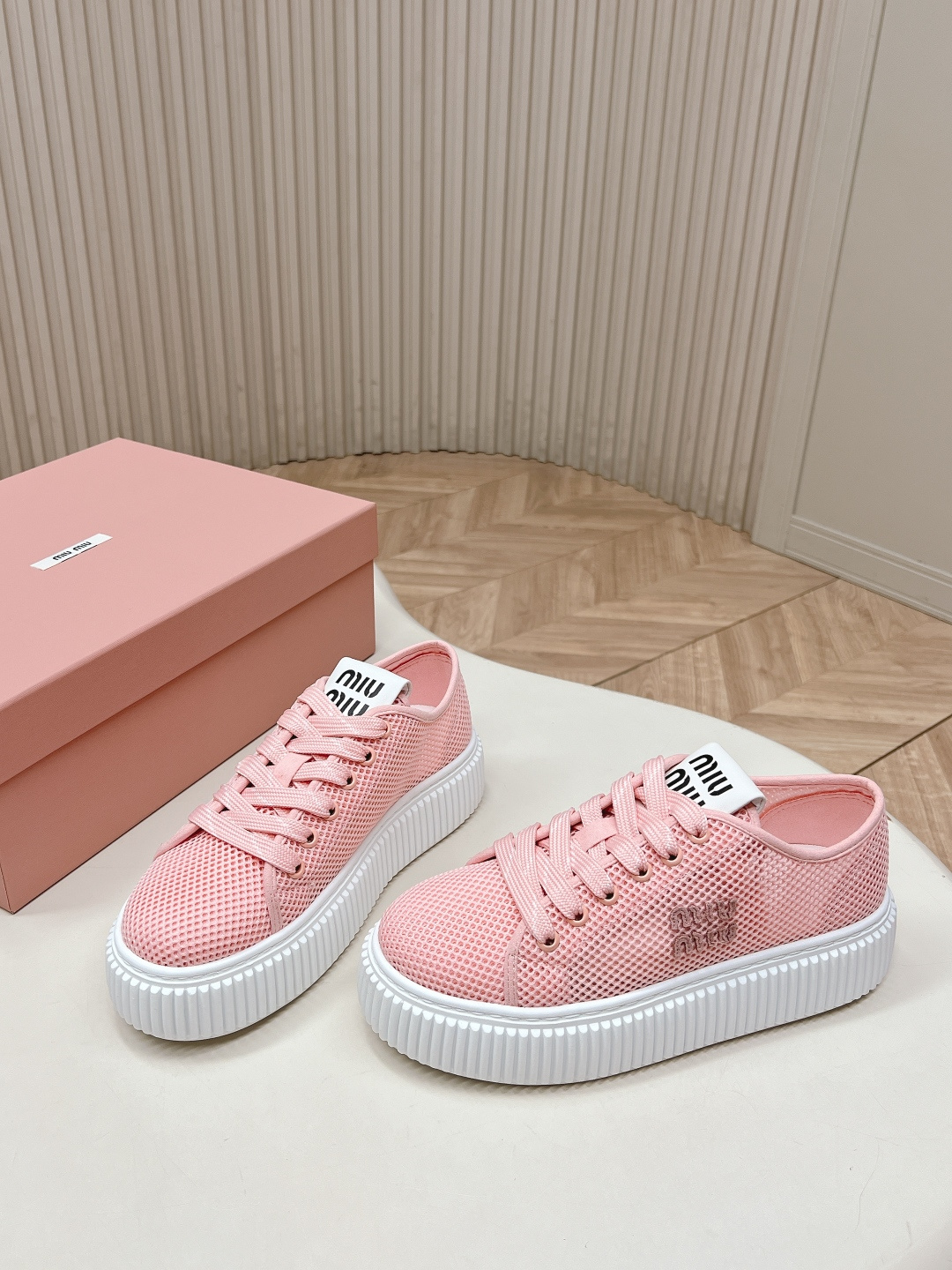 NO:786832,Miu Miu26ss new spring and summer mesh biscuit platform shoes. Miu Miu mesh biscuit platform shoes have a sweet and girly feel, welding college style and sophistication together. Its design is self-recognizable. The iconic biscuit platform has a retro college atmosphere. The mesh material of the shoe body is both breathable and textured. It is matched with the brand logo tongue. It is low-key and reveals exquisite details. It is unobtrusive but very memorable, making it easy to wear with an effortless sense of wealth.  The foot feel is also completely online, the thick sole design quietly elongates the proportions, and you can have a superior leg shape without having to worry about matching. At the same time, it is soft and stable when you step on it, and your feet will not be tired after walking for a long time. Mesh upper, double-sided velvet lining, TPR outsole, size 35-40 (customized size 40 is not returnable), heel height 4cm, original packaging with airplane box, casual shoes/sports shoes, miumiu, sneakers19860909出 Miu Miu26ss 春夏新款网面饼干厚底鞋 自带清甜少女感的Miu Miu网面饼干厚底鞋,把学院风与精致感焊在了一起.它的设计自带辨识度,标志性的饼干厚底自带复古学院氛围,鞋身的网面材质兼顾透气与质感,搭配品牌标识鞋舌,低调中透着精致细节,不张扬却很有记忆点,轻松穿出不费力的千金感. 脚感也完全在线,厚底设计悄悄拉长比例,不用费心搭配也能拥有优越腿型,同时踩上去软弹稳当,长时间走路也不会累脚. 鞋面网格布 内里双面绒 大底TPR大底 size35-40码（40码定制不退换） 跟高4cm 原包装带飞机盒,休闲鞋/运动鞋,miumiu,sneakers,Women's Shoes