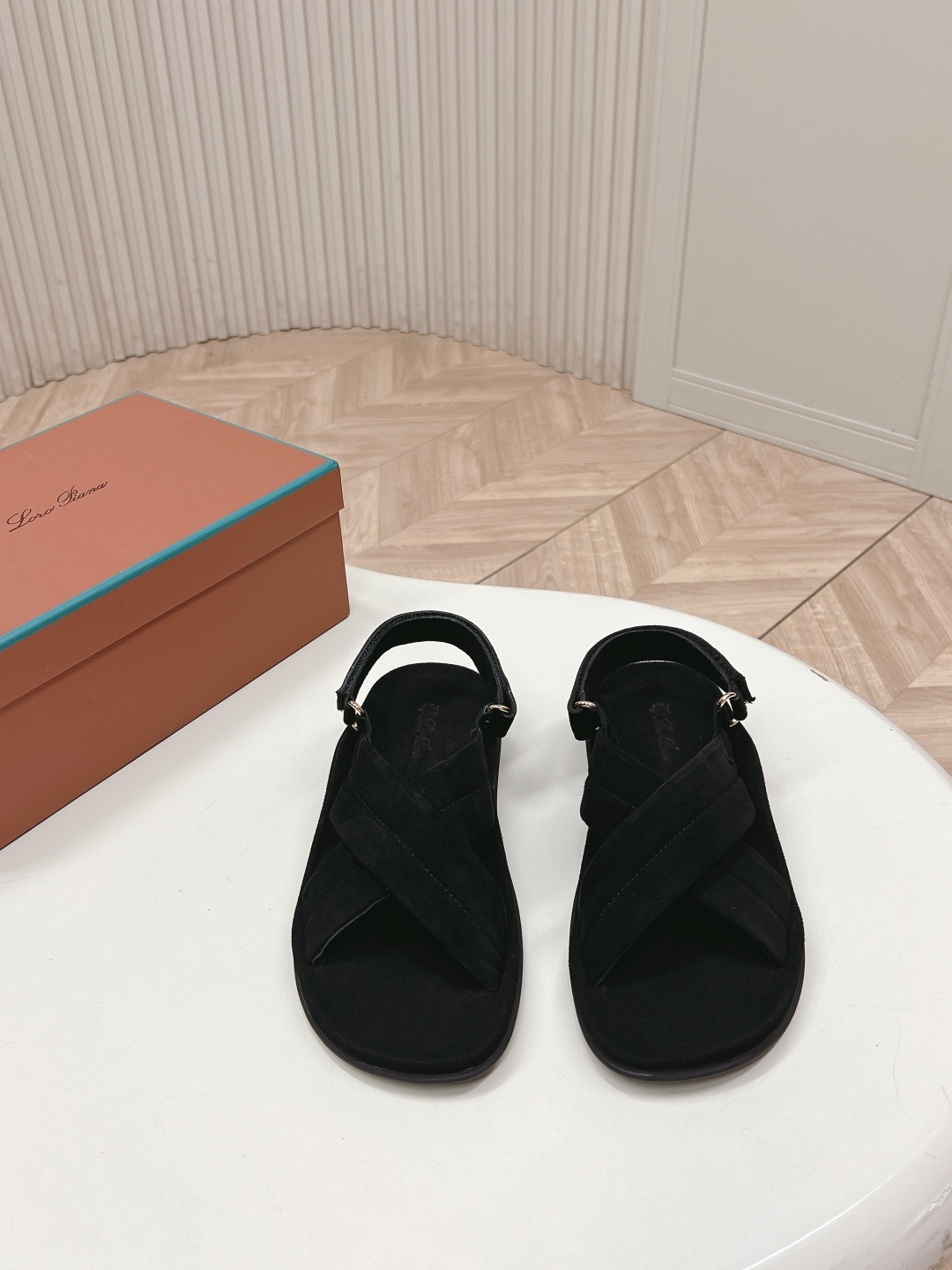 NO:786829,Top quality LP spring and summer new cross-strap suede soft-soled sandals. A summer lazy style with a relaxed and elegant feel. This pair directly welds lazy comfort and low-key texture on the feet. The neat cross-straps are paired with a soft suede texture. There are no unnecessary decorations, but there is a high-end atmosphere everywhere. It has a low-key recognition. Whether it is paired with casual wear or light commuting wear, you can easily wear it with the same relaxed feeling as the blogger.  The foot feel experience is also completely online. The design fits the foot shape without being picky about the foot shape. Sisters with various foot widths and thin feet can easily control it. Wearing it in summer will make you feel comfortable. The upper is cow suede, the lining is cow suede, and the outsole is rubber. Size 35-40 (customized size 40 is not returnable). Heel height 2cm, sandals, loro piana, sandals, chamois leather19860909顶级品质 出 LP 春夏新款交叉带麂皮软底凉鞋 自带松弛贵气感的夏日懒人款,这双直接把慵懒舒适和低调质感焊在了脚上.利落的交叉带搭配柔和的麂皮质感,没有多余的装饰,却处处透着高级氛围,自带低调的辨识度,不管是搭配休闲装还是轻通勤穿搭,都能轻松穿出毫不费力的博主同款松弛感. 脚感体验也完全在线,贴合脚型的设计不挑脚型,各种脚宽、脚瘦的姐妹都能轻松驾驭,夏天穿它出门舒适感直接拉满. 鞋面牛反绒 内里牛反绒 大底橡胶大底 size35-40码（40码定制不退换） 跟高2cm,凉鞋,loro piana,sandals,chamois leather,Women's Shoes