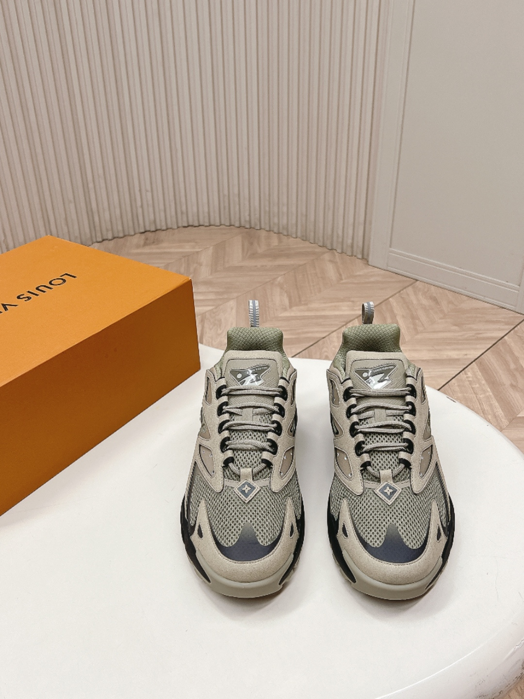 NO:786819,Top Edition Men's Model Out LV Louis Vuitton RUNNER TATIC Sneaker 26/ Spring and Summer New Men's Sports Shoes Dad's Shoes Donkey's Launches LV Runner Tatic Sneaker Sports Shoes Donkey's Brand Dad's Shoes Retro Running Shoes Following the popularity of LV trainer skate shoes, Mr. Virgil's other hard work, Tatic has a mysterious and unpredictable feeling~ Inspired by retro running shoes, and added with the future elements of Titan  The appearance of dad shoes is enhanced with Damier plaid, Monogram printing, double-layer tongue design, and a combination of woven fabrics, patent leather and other multiple materials. Let it accompany you and be at the forefront of fashion. Fabric: original imported suede leather + breathable mesh. Inner: original customized breathable mesh lining. Sole: original molded two-color TPU combination bottom. Size: men 39-46 (45 46 custom-made, non-refundable), casual shoes/sports shoes, louis vuitton, louis  vuitton,louis vuitton,louis vuitton,sneakers19860909顶版 男款 出 LV 路易威登RUNNER TATIC Sneaker 26/ 春夏新款 男款 运动鞋 老爹鞋 驴家推出 LV Runner Tatic Sneaker运动鞋 驴牌 老爹鞋 复古跑鞋 继LV trainer滑板鞋火爆的同时, Virgil先生又一心血之作,Tatic有着一种神秘、变幻莫测的感觉~以复古跑鞋为灵感、又被加入了泰坦的未来元素 老爹鞋外观加 Damier格纹,Monogram 印花,双层鞋舌的设计,融合织布,漆皮等多元材质.让它陪你,走在时尚前沿 面料:原版进口绒面皮革+透气网眼 内里:原版定制透气网里 鞋底:原版开模双色TPU组合底 码数:男39-46（45 46 定做不退换）,休闲鞋/运动鞋,louis vuitton,louis vuitton,louis vuitton,louis vuitton,sneakers,Women's Shoes