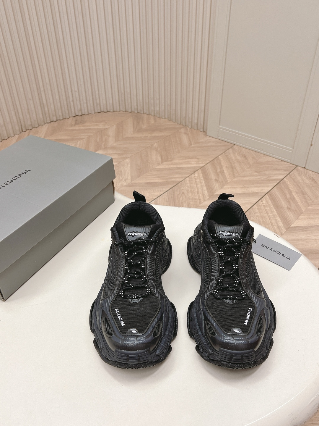 NO:786824,The top version is released for couples. Balenciaga's latest Triple S.2 sneakers. Many celebrities and internet celebrities have planted grass to interpret the combination of street and luxury. The design concept is bold, innovative, functional and visual impact is perfectly presented. Whether it is the thick outline of the sneakers, every detail becomes the focus. Full score for eye-catching index. Retro and old color scheme.  Mesh breathable fabric spliced with polyurethane structure, taking into account breathability and support, original molded combination TPU outsole Size female 35-40 male 39-45, casual shoes/sports shoes, balenciaga, balenciaga, sneakers19860909顶级版本 出情侣款 Balenciaga 巴黎世家最新TripleS.2运动鞋 众多明星网红种草 演绎街头与奢华的结合感.设计理念大胆,创新,兼具功能性与视觉冲击力得以完美呈现 无论是运动鞋的厚重轮廓 都让每一个细节都成为焦点 吸睛指数满分 复古做旧配色 网眼透气面料拼接聚氨酯结构,兼顾透气与支撑包裹原版开模组合TPU大底Size女35-40 男39-45,休闲鞋/运动鞋,balenciaga,balenciaga,sneakers,Women's Shoes