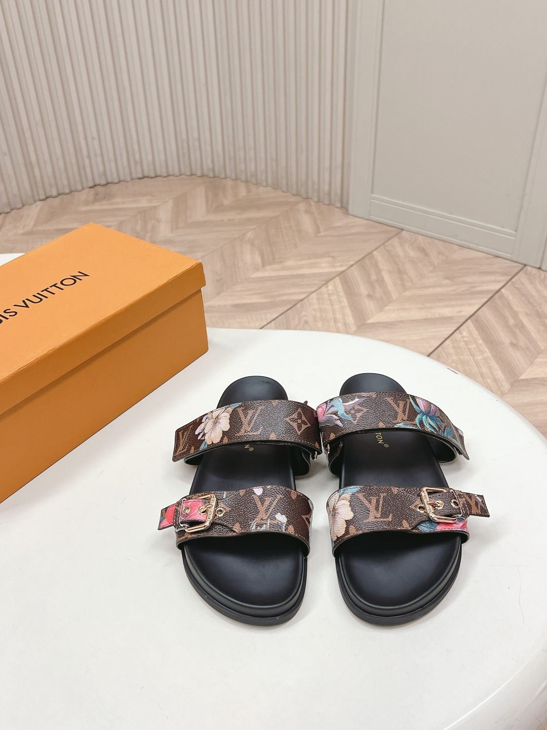 NO:786814,Out of LV Louis Vuitton L Home Donkey Brand Pool Pillow Comfort Series Velcro Presbyopia Thick Sole Sandals Slippers Original purchase, development and production This Pool Pillow Comfort sandal is made of Monogram nylon, with elegant watercolor printing to create a refreshing summer style. The Louis Vuitton logo leather label is embellished with padded Velcro laces. Comfortable and tough insole and light micro outsole complete the whole fabric: original customized technical fabric fabric sole original open-molded rubber foam outsole  Size: Women's 35-39 (customized at 40.41), slippers, louis vuitton, louis vuitton, louis vuitton, louis vuitton, sandals, slippers19860909出 LV路易威登 L家 驴牌Pool Pillow Comfort系列 魔术贴 老花 厚底 凉鞋 拖鞋 原版购入开发 做货 本款 Pool Pillow Comfort 凉拖取材 Monogram 锦纶,以淡雅水彩印花营造清爽夏日格调.路易威登标识皮革标签点缀加衬魔术贴鞋带.舒适韧性鞋垫与轻盈微型外底完善整体 面料:原版定制科技织物面料 鞋底原版开模橡胶发泡大底 Size:女款35-39（40.41定做）,拖鞋,louis vuitton,louis vuitton,louis vuitton,louis vuitton,sandals,slippers,Women's Shoes