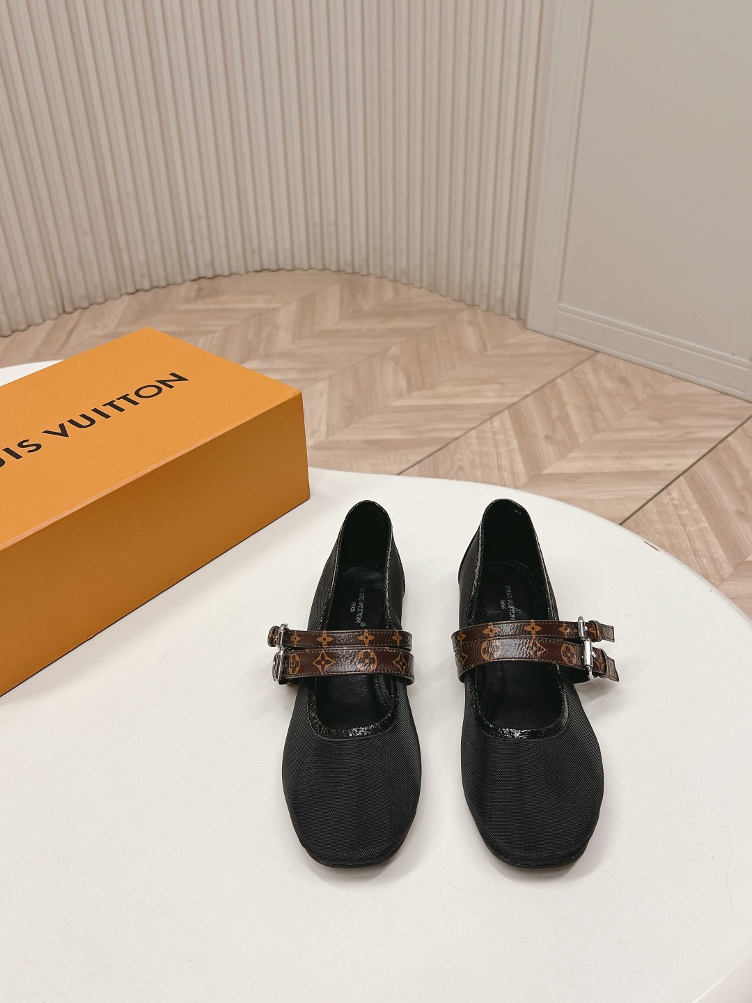 NO:786804,LV Donkey brand 26 new summer style sandals, Mary Jane ballet shoes, beautiful shoes that can breathe, last type, versatile and slim feet, yyds. Three-dimensional and full shape, comfortable on the feet, full of aura, original leather surface, double leather buckle design style, high-end and elegant, perfect details, dazzling and trendy. The upper mesh surface is combined with cowhide, sheepskin lining, and foot pads!  Original outsole Size: 35-40, ballet shoes, louis vuitton, louis vuitton, sandals, mary jane, cowhide, sheepskin19860909出 LV 驴牌26夏季新款 凉鞋玛丽珍芭蕾舞鞋 会呼吸的美鞋 楦型百搭瘦脚yyds.造型立体饱满,上脚舒适 气场十足,原版皮面 双皮扣设计风格 高级又优雅,细节完美 炫 潮. 鞋面网丝面拼牛皮 羊皮里、垫脚！原版大底 Size: 35-40,芭蕾舞鞋,louis vuitton,louis vuitton,sandals,mary jane,cowhide,sheepskin,Women's Shoes