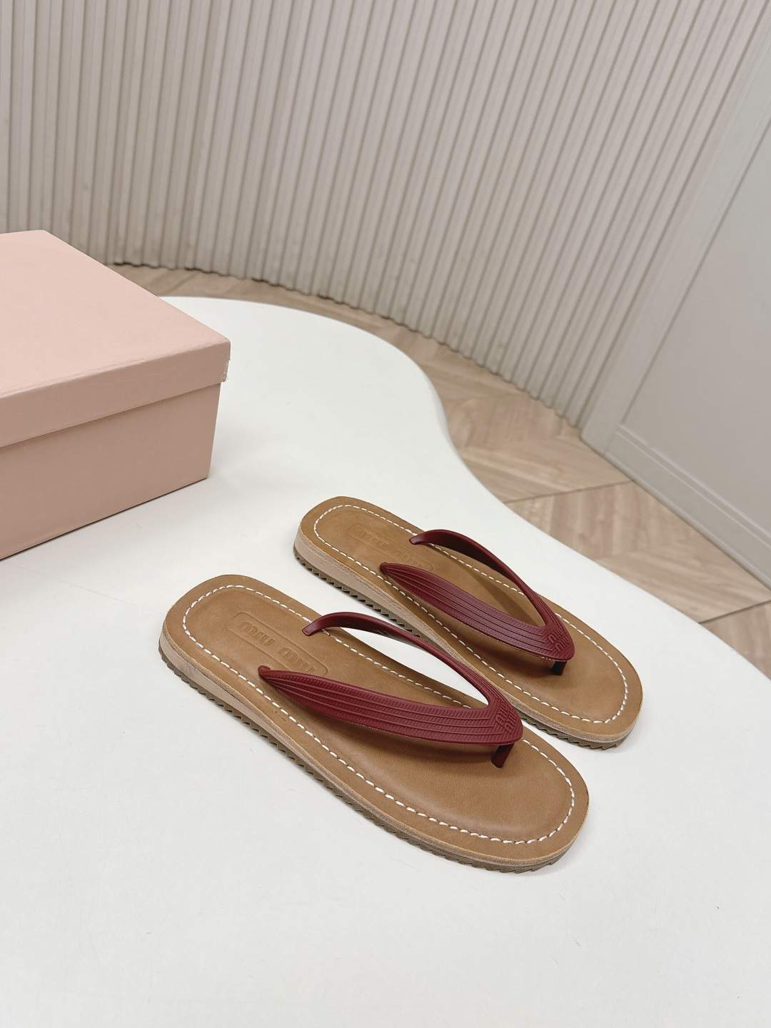 Miu Miu MIUMIU 缪缪 2026夏季新款老钱风 风夹趾人字拖鞋厚底休闲沙滩夹脚凉拖鞋