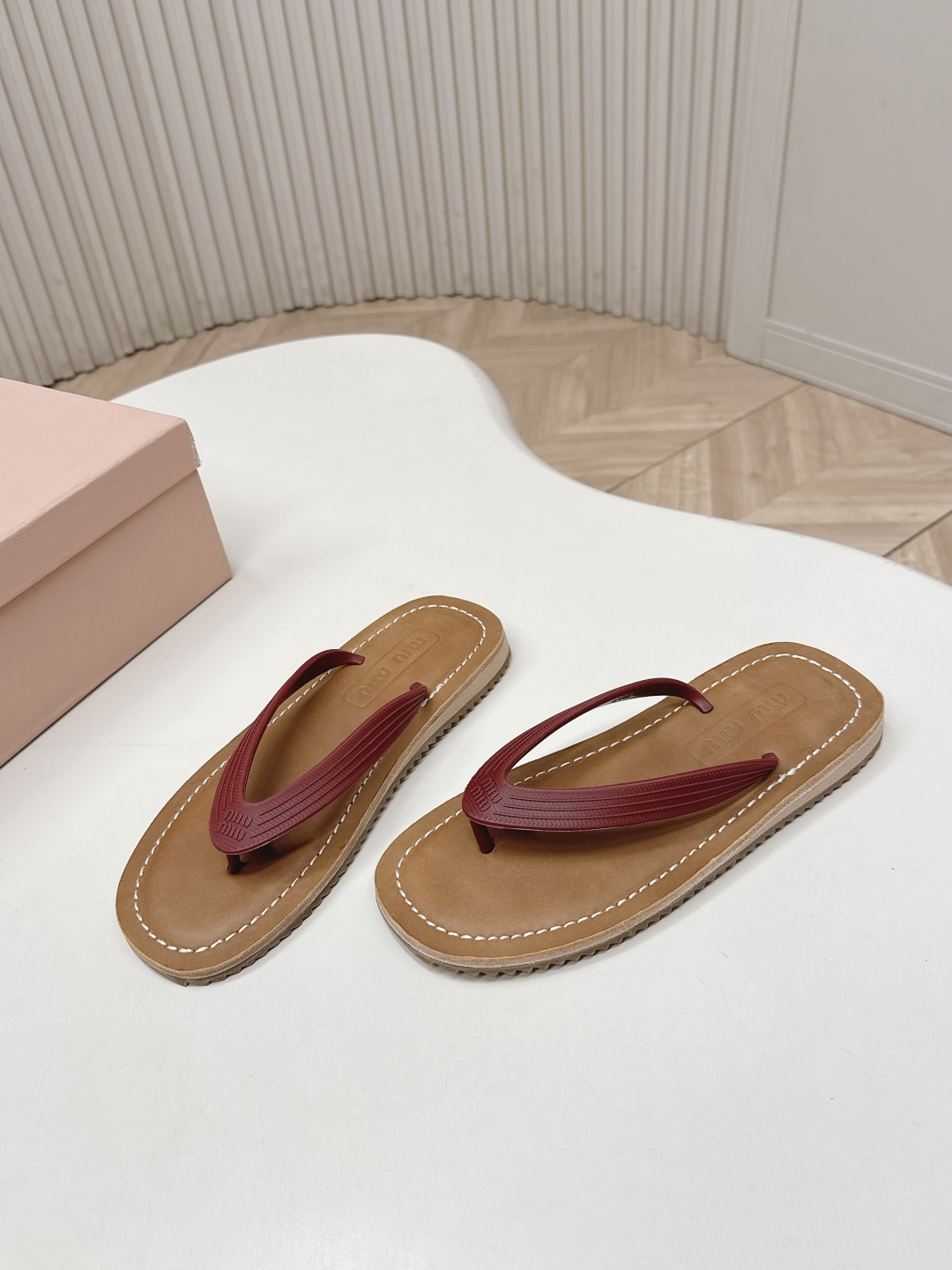 Miu Miu MIUMIU 缪缪 2026夏季新款老钱风 风夹趾人字拖鞋厚底休闲沙滩夹脚凉拖鞋
