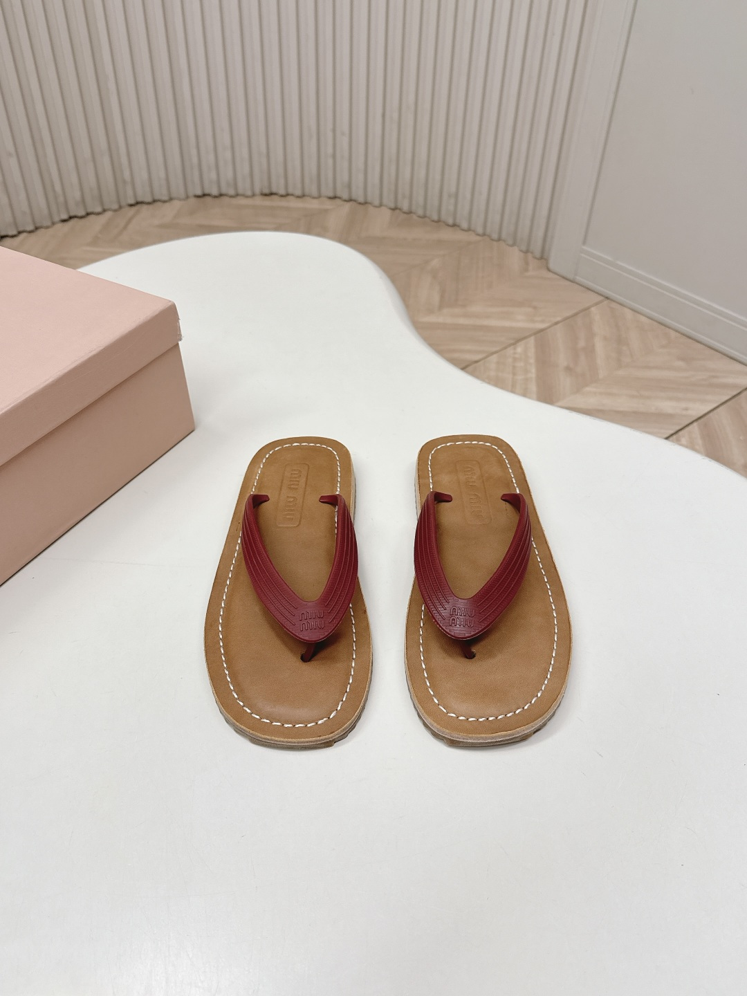 Miu Miu MIUMIU 缪缪 2026夏季新款老钱风 风夹趾人字拖鞋厚底休闲沙滩夹脚凉拖鞋