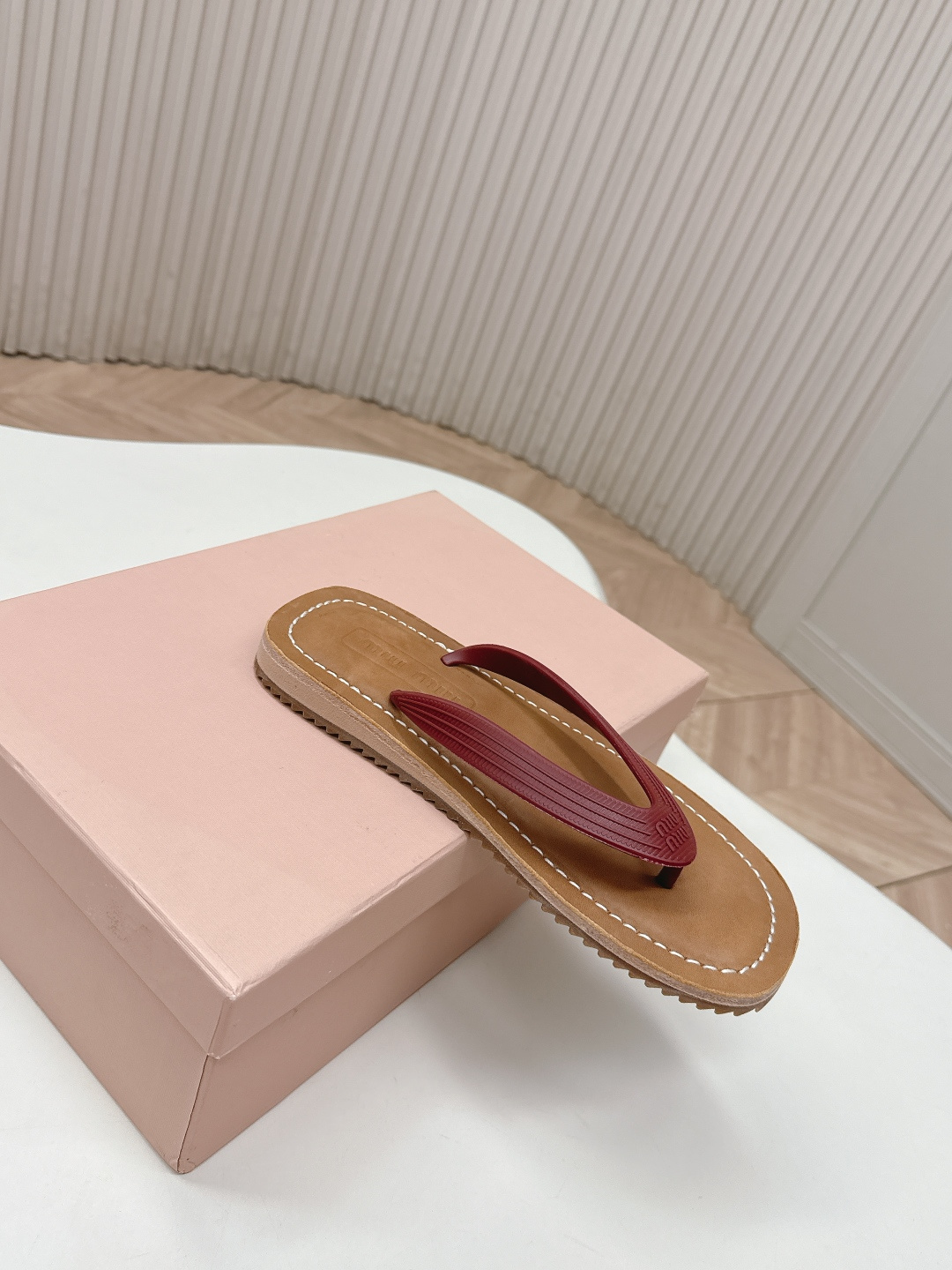Miu Miu MIUMIU 缪缪 2026夏季新款老钱风 风夹趾人字拖鞋厚底休闲沙滩夹脚凉拖鞋