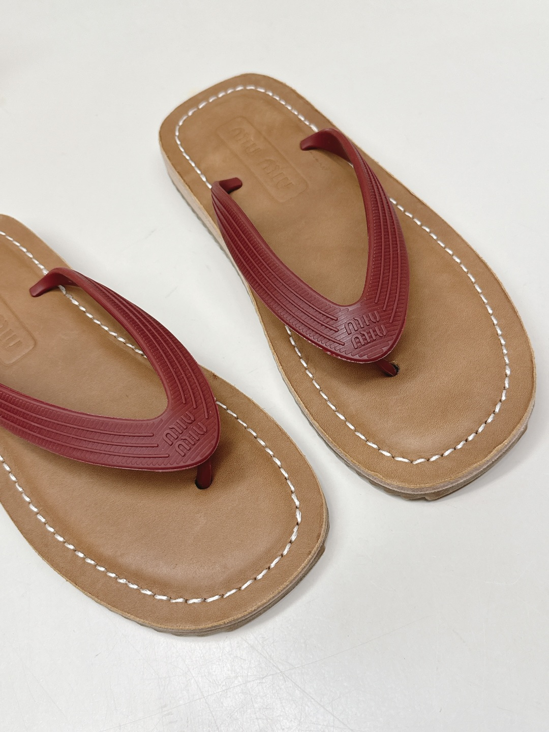 Miu Miu MIUMIU 缪缪 2026夏季新款老钱风 风夹趾人字拖鞋厚底休闲沙滩夹脚凉拖鞋