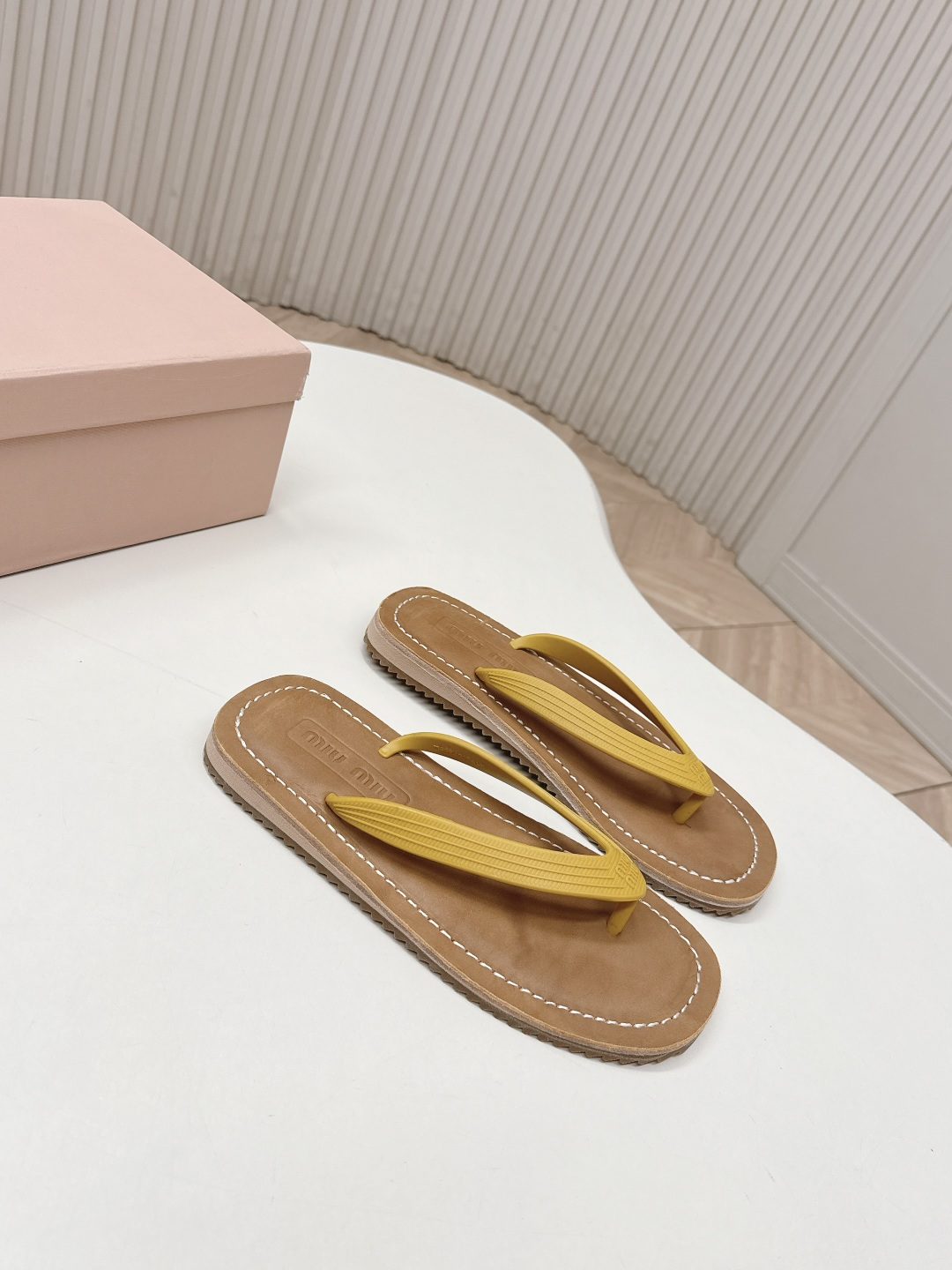 Miu Miu MIUMIU 缪缪 2026夏季新款老钱风 风夹趾人字拖鞋厚底休闲沙滩夹脚凉拖鞋