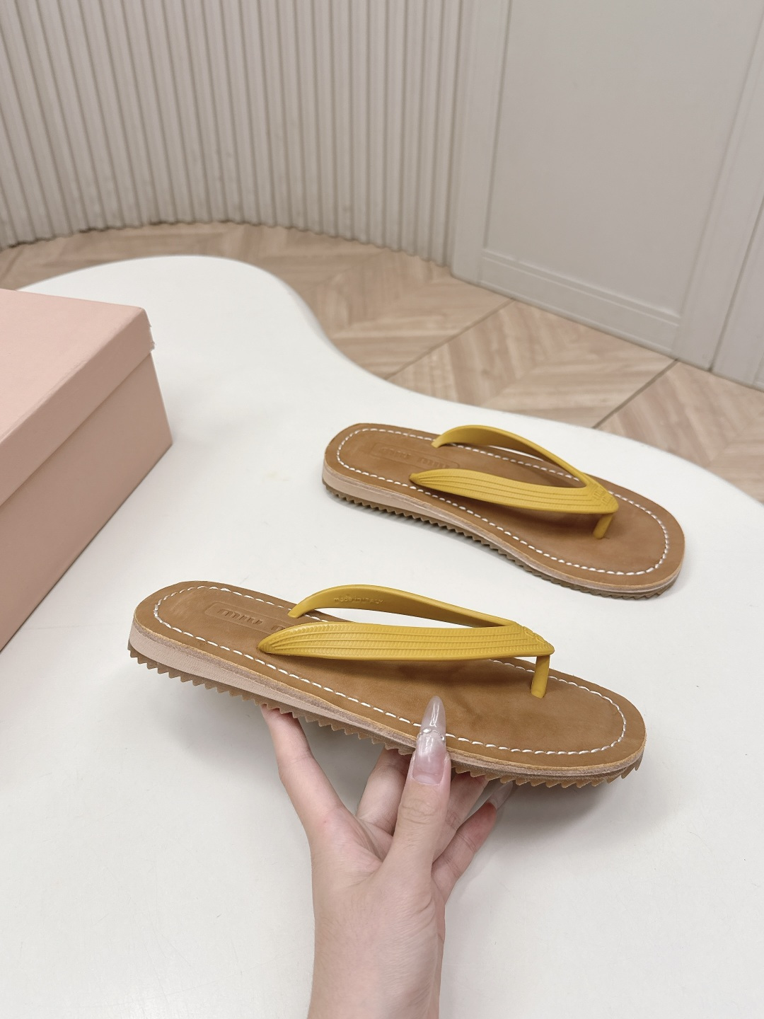 Miu Miu MIUMIU 缪缪 2026夏季新款老钱风 风夹趾人字拖鞋厚底休闲沙滩夹脚凉拖鞋