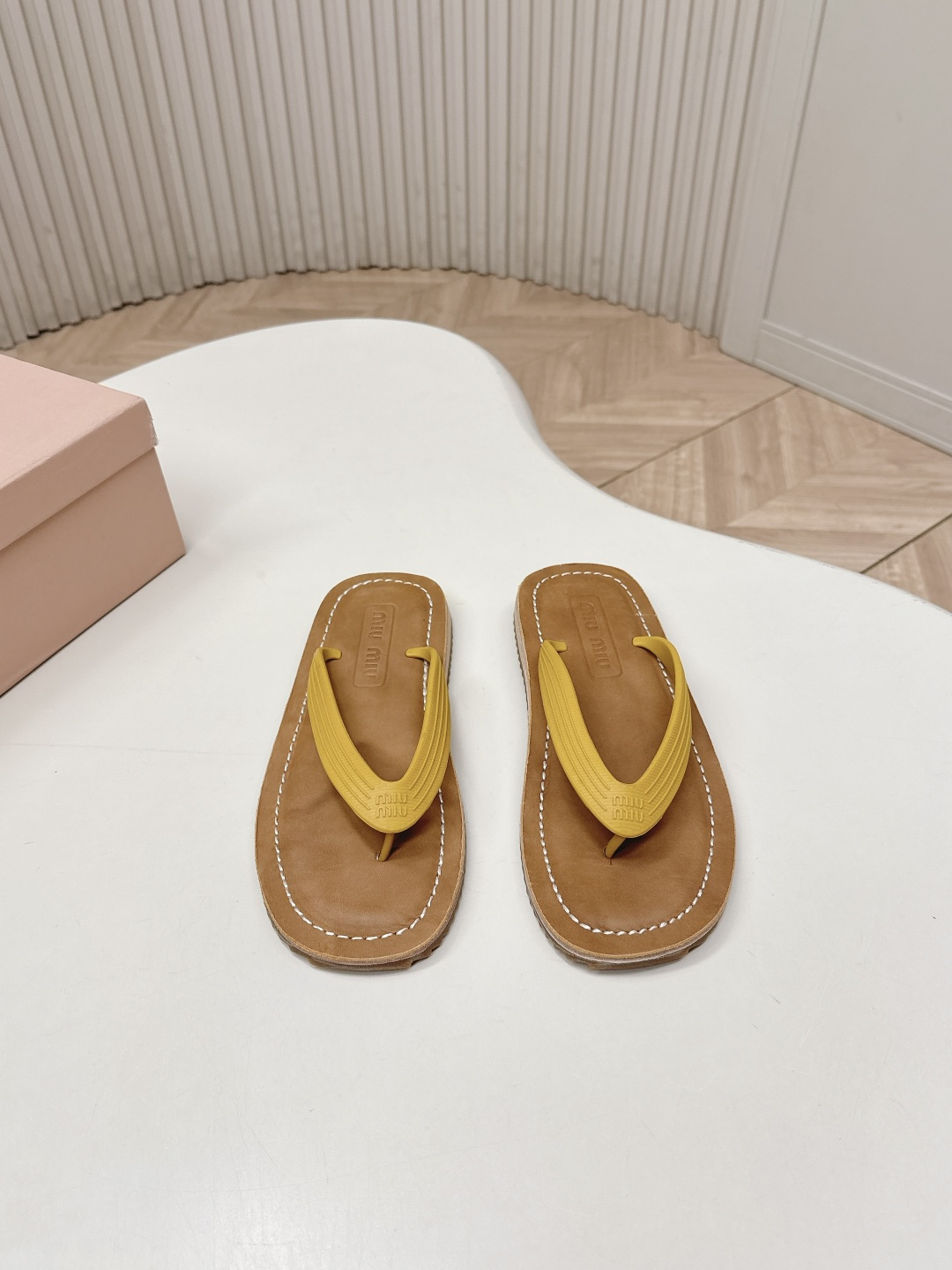 Miu Miu MIUMIU 缪缪 2026夏季新款老钱风 风夹趾人字拖鞋厚底休闲沙滩夹脚凉拖鞋