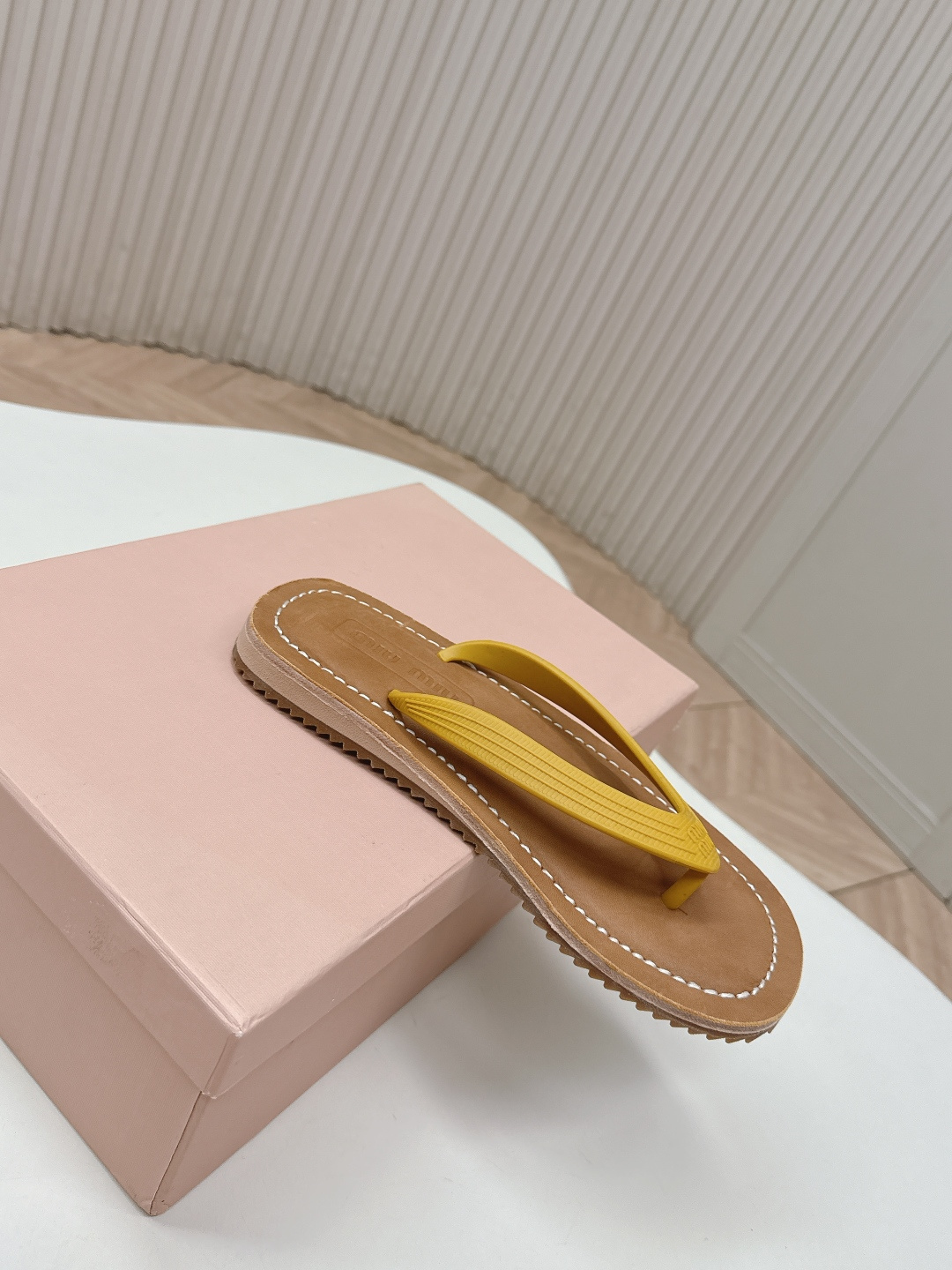 Miu Miu MIUMIU 缪缪 2026夏季新款老钱风 风夹趾人字拖鞋厚底休闲沙滩夹脚凉拖鞋