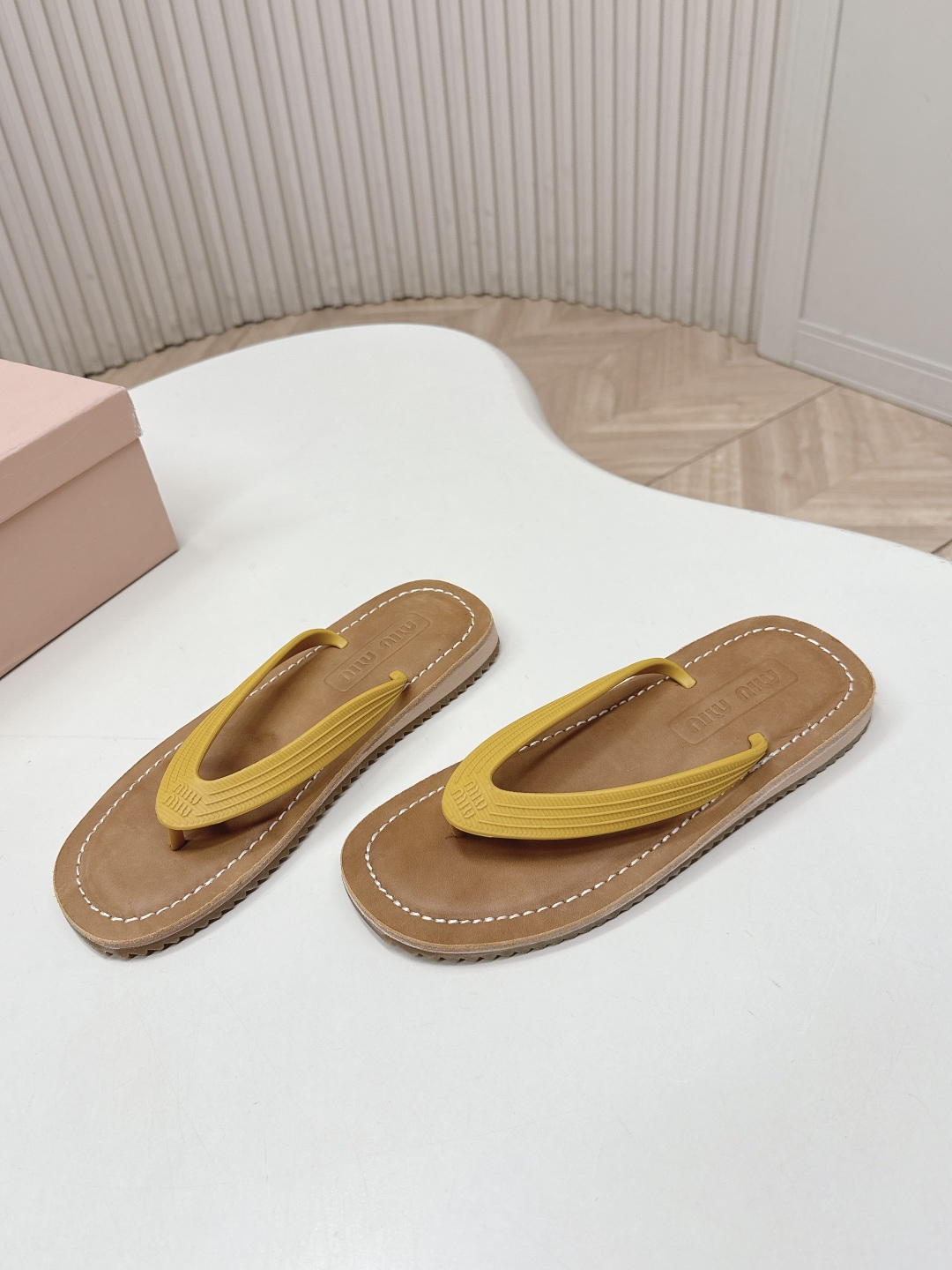 Miu Miu MIUMIU 缪缪 2026夏季新款老钱风 风夹趾人字拖鞋厚底休闲沙滩夹脚凉拖鞋
