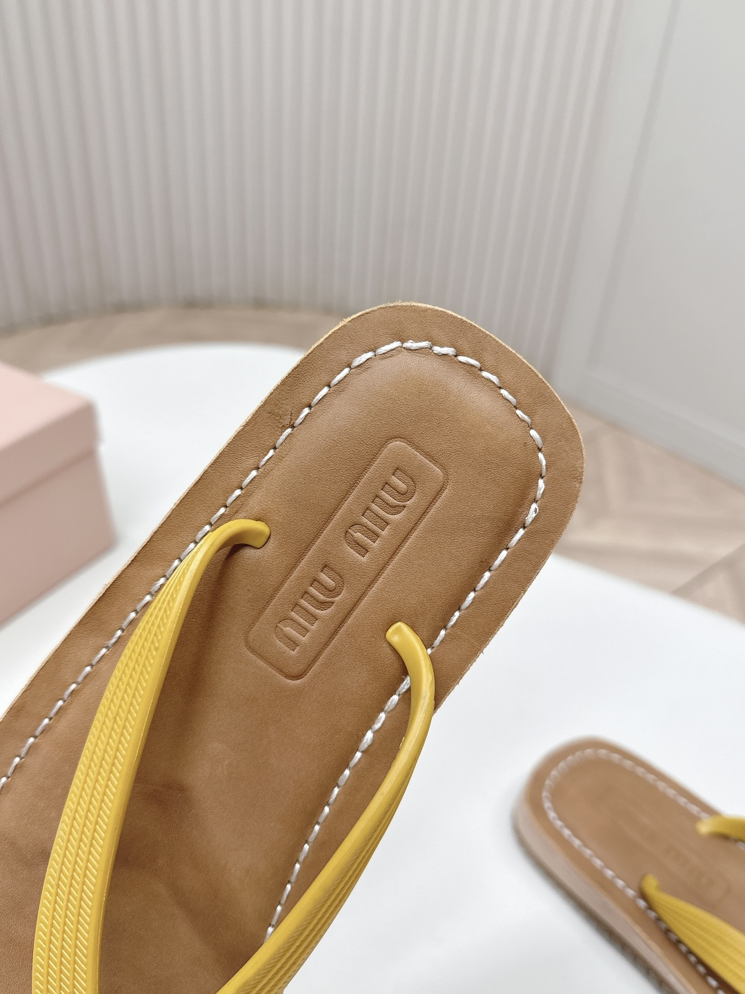 Miu Miu MIUMIU 缪缪 2026夏季新款老钱风 风夹趾人字拖鞋厚底休闲沙滩夹脚凉拖鞋