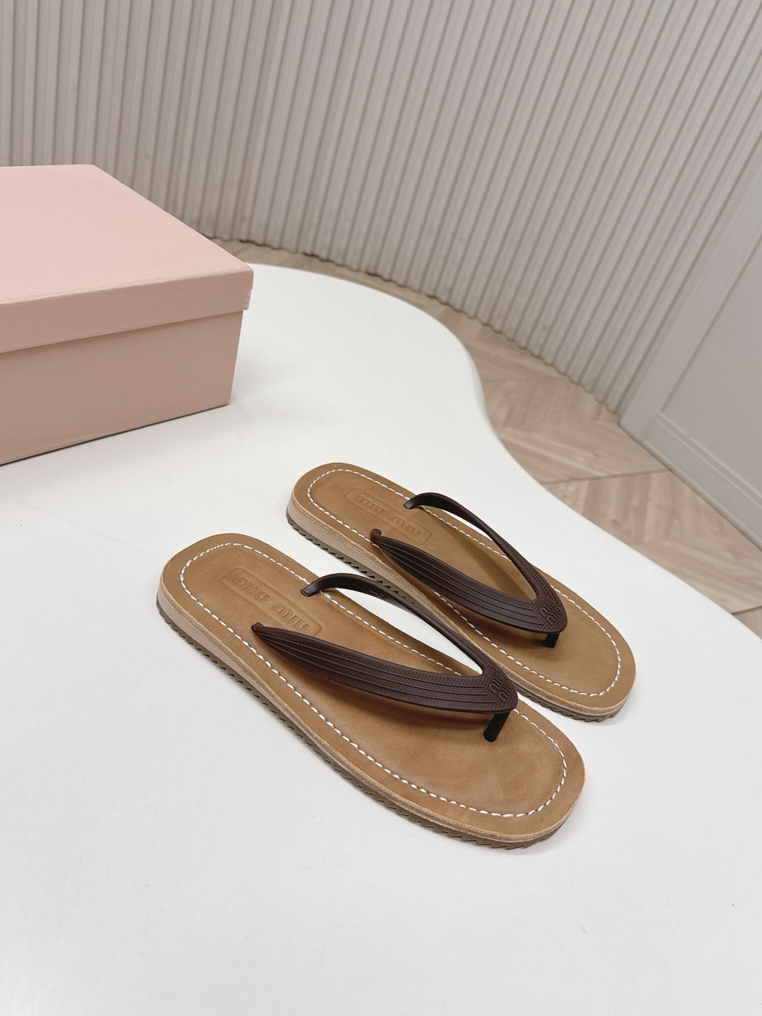 Miu Miu MIUMIU 缪缪 2026夏季新款老钱风 风夹趾人字拖鞋厚底休闲沙滩夹脚凉拖鞋