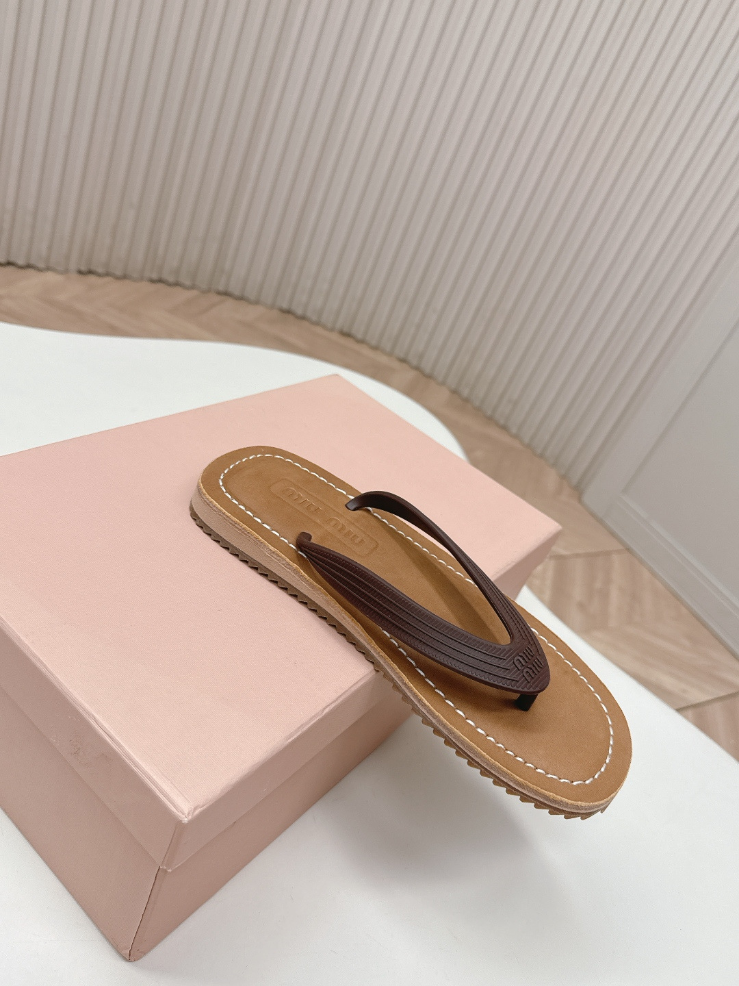Miu Miu MIUMIU 缪缪 2026夏季新款老钱风 风夹趾人字拖鞋厚底休闲沙滩夹脚凉拖鞋