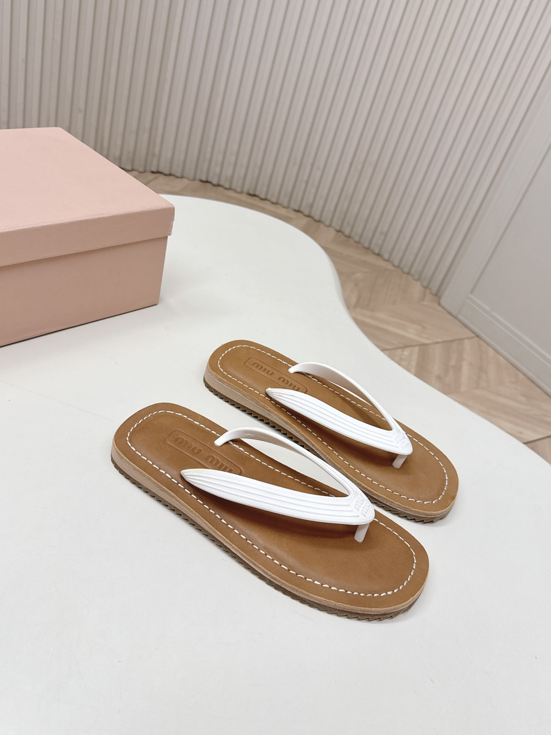 Miu Miu MIUMIU 缪缪 2026夏季新款老钱风 风夹趾人字拖鞋厚底休闲沙滩夹脚凉拖鞋