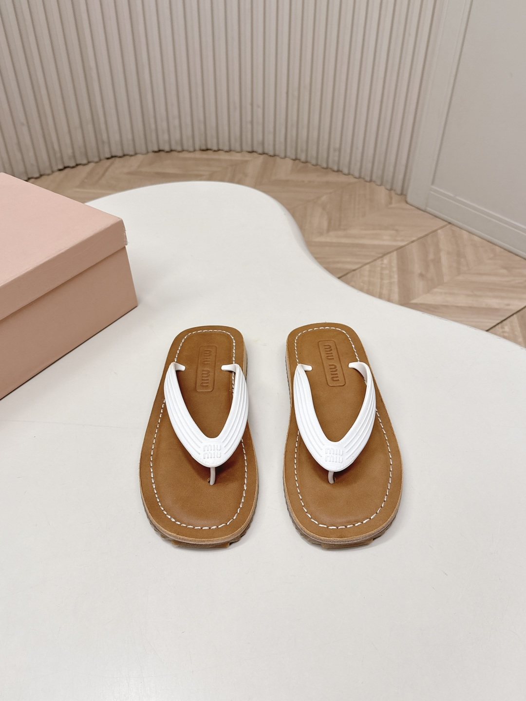 Miu Miu MIUMIU 缪缪 2026夏季新款老钱风 风夹趾人字拖鞋厚底休闲沙滩夹脚凉拖鞋