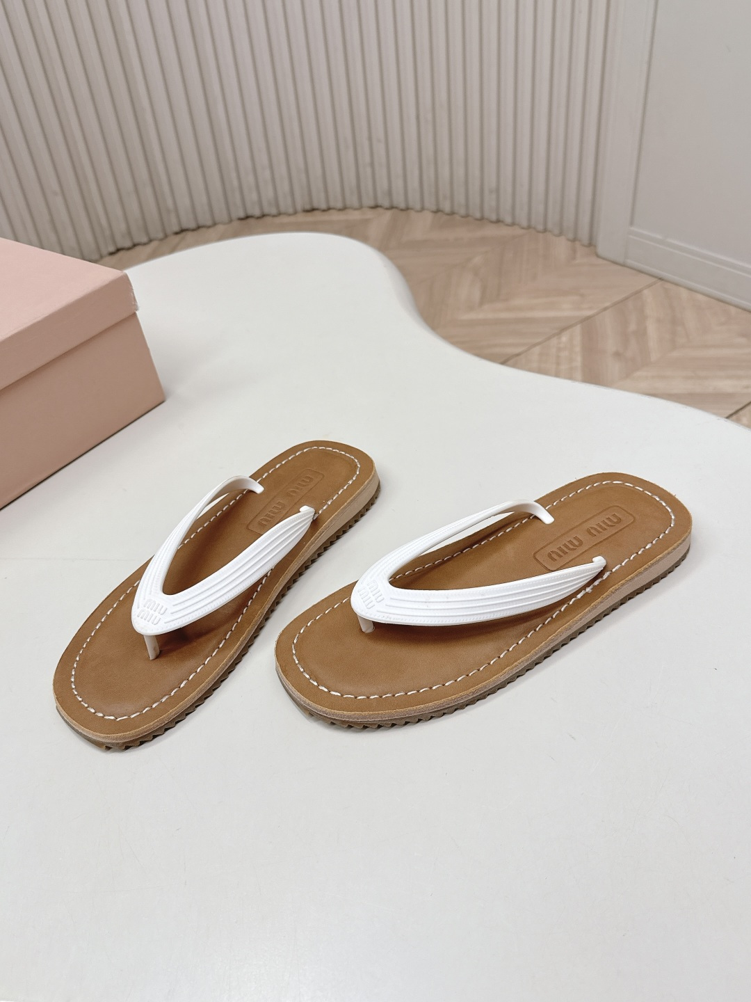 Miu Miu MIUMIU 缪缪 2026夏季新款老钱风 风夹趾人字拖鞋厚底休闲沙滩夹脚凉拖鞋