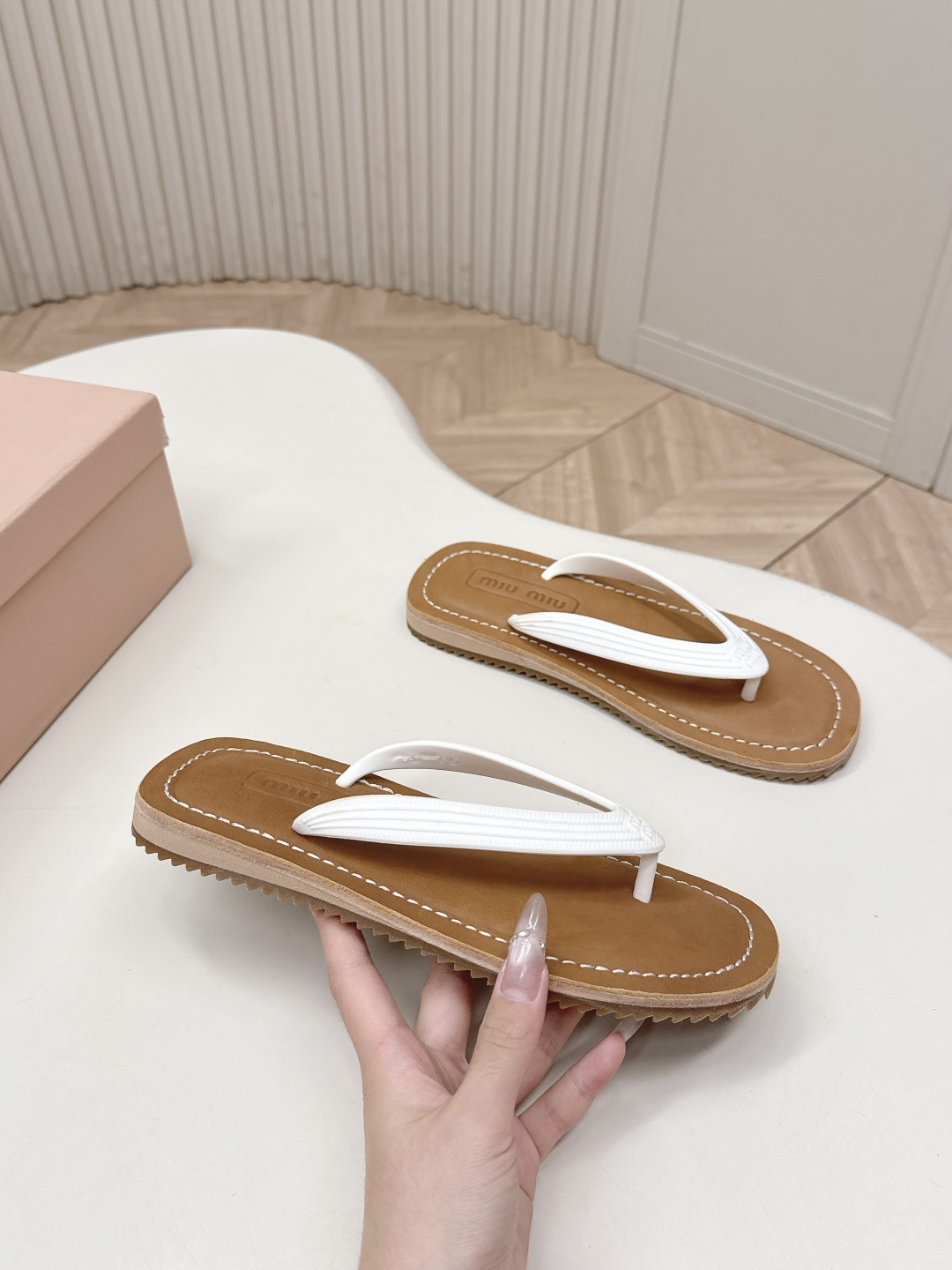 Miu Miu MIUMIU 缪缪 2026夏季新款老钱风 风夹趾人字拖鞋厚底休闲沙滩夹脚凉拖鞋
