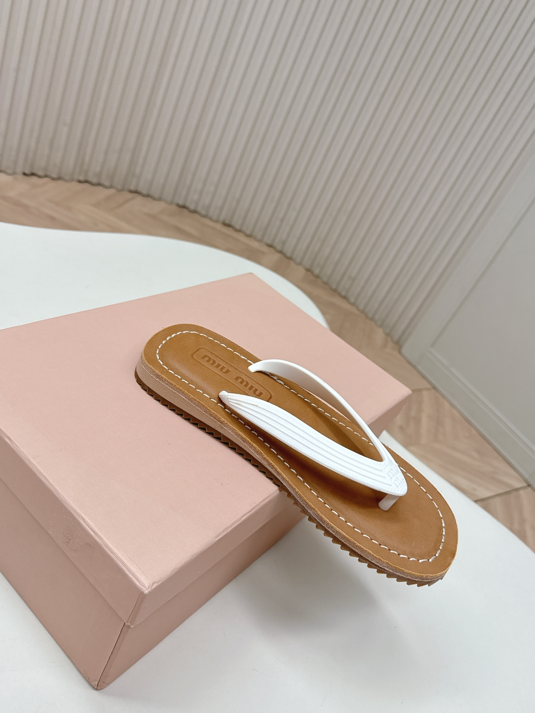 Miu Miu MIUMIU 缪缪 2026夏季新款老钱风 风夹趾人字拖鞋厚底休闲沙滩夹脚凉拖鞋