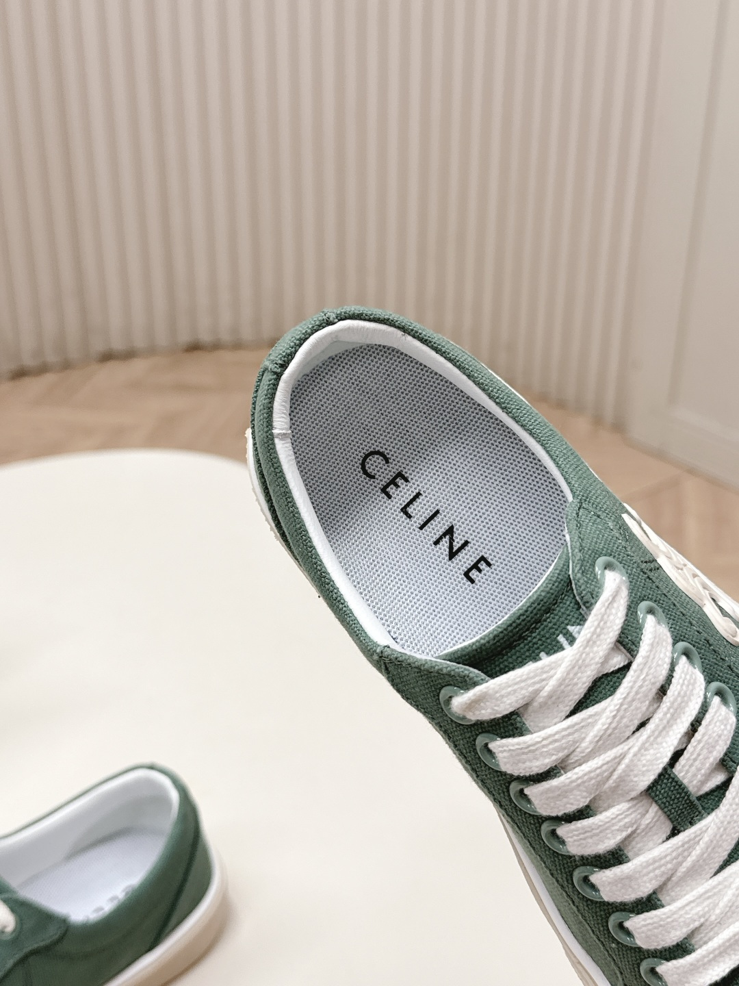 薄底Celine 赛琳 26新款凯旋门德训鞋阿甘鞋帆布鞋休闲鞋 这是充满街头感的一双鞋子，延续经典设计非