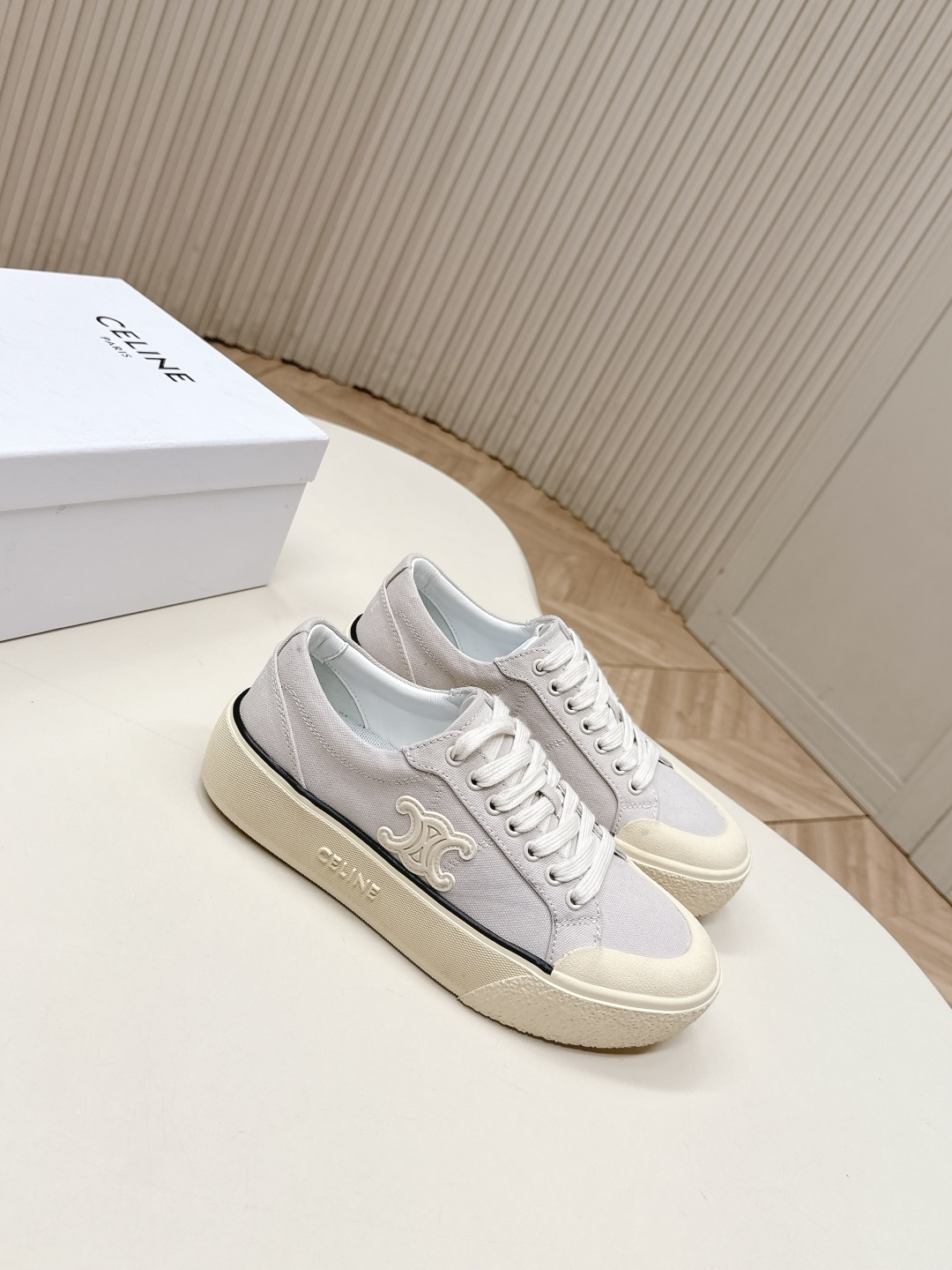 厚底 Celine 赛琳 26新款凯旋门德训鞋阿甘鞋帆布鞋休闲鞋 这是充满街头感的一双鞋子，延续经典设计
