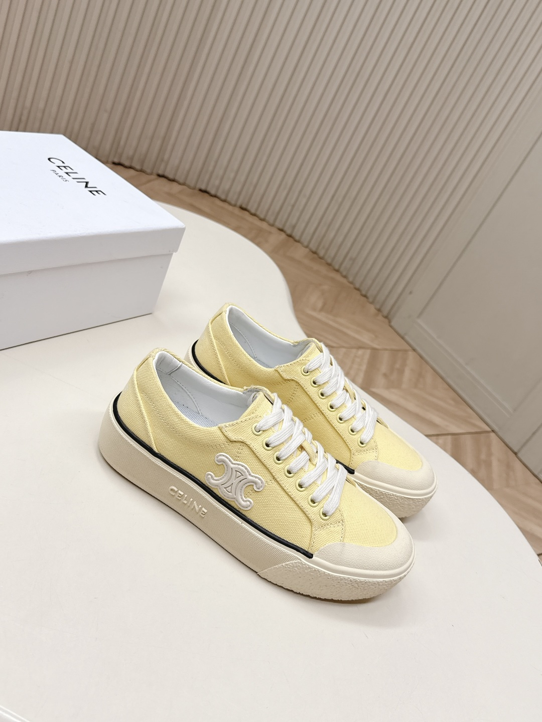 厚底 Celine 赛琳 26新款凯旋门德训鞋阿甘鞋帆布鞋休闲鞋 这是充满街头感的一双鞋子，延续经典设计