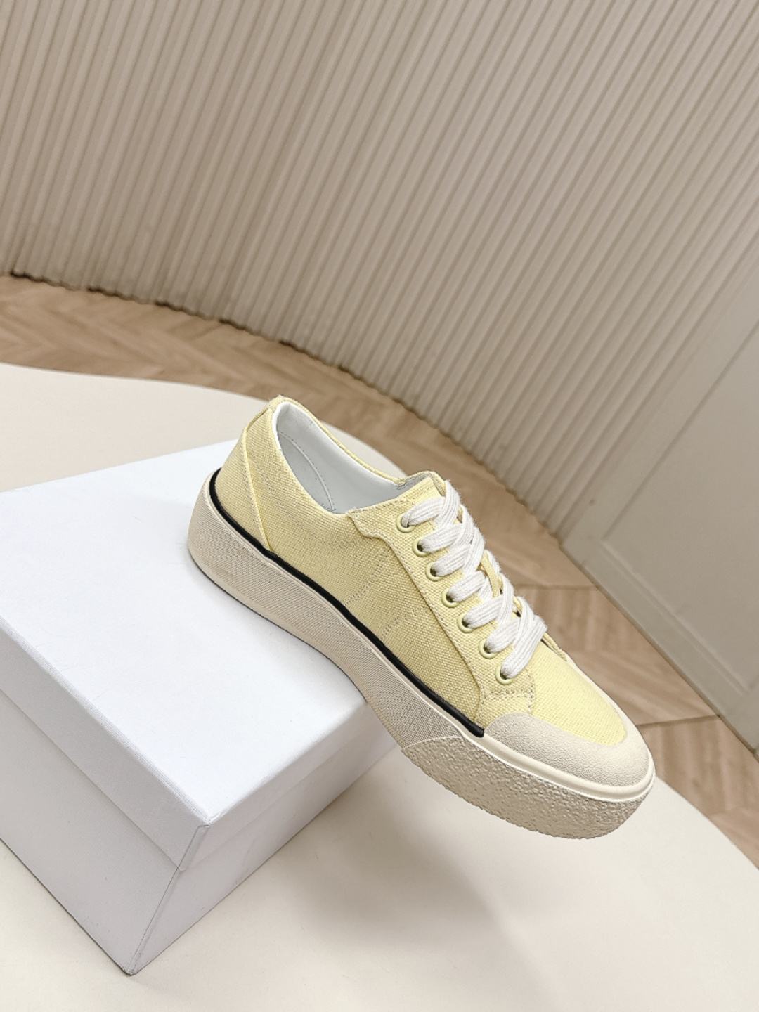 厚底 Celine 赛琳 26新款凯旋门德训鞋阿甘鞋帆布鞋休闲鞋 这是充满街头感的一双鞋子，延续经典设计