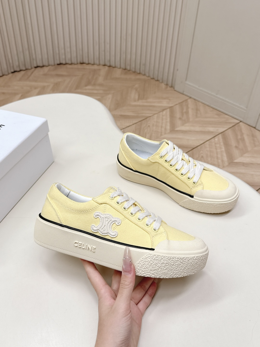 厚底 Celine 赛琳 26新款凯旋门德训鞋阿甘鞋帆布鞋休闲鞋 这是充满街头感的一双鞋子，延续经典设计